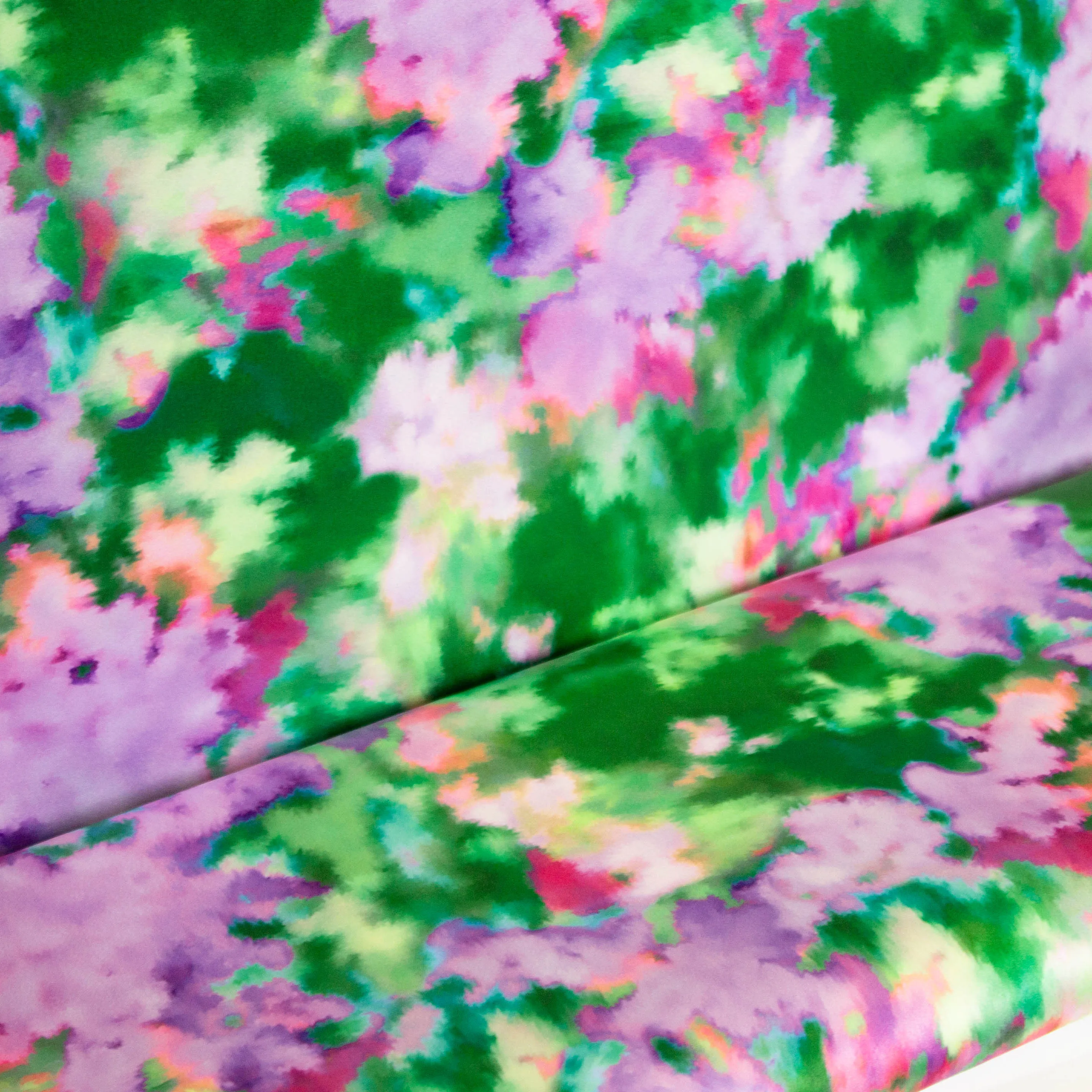 Satijn polyester met wazige groene en paarse print