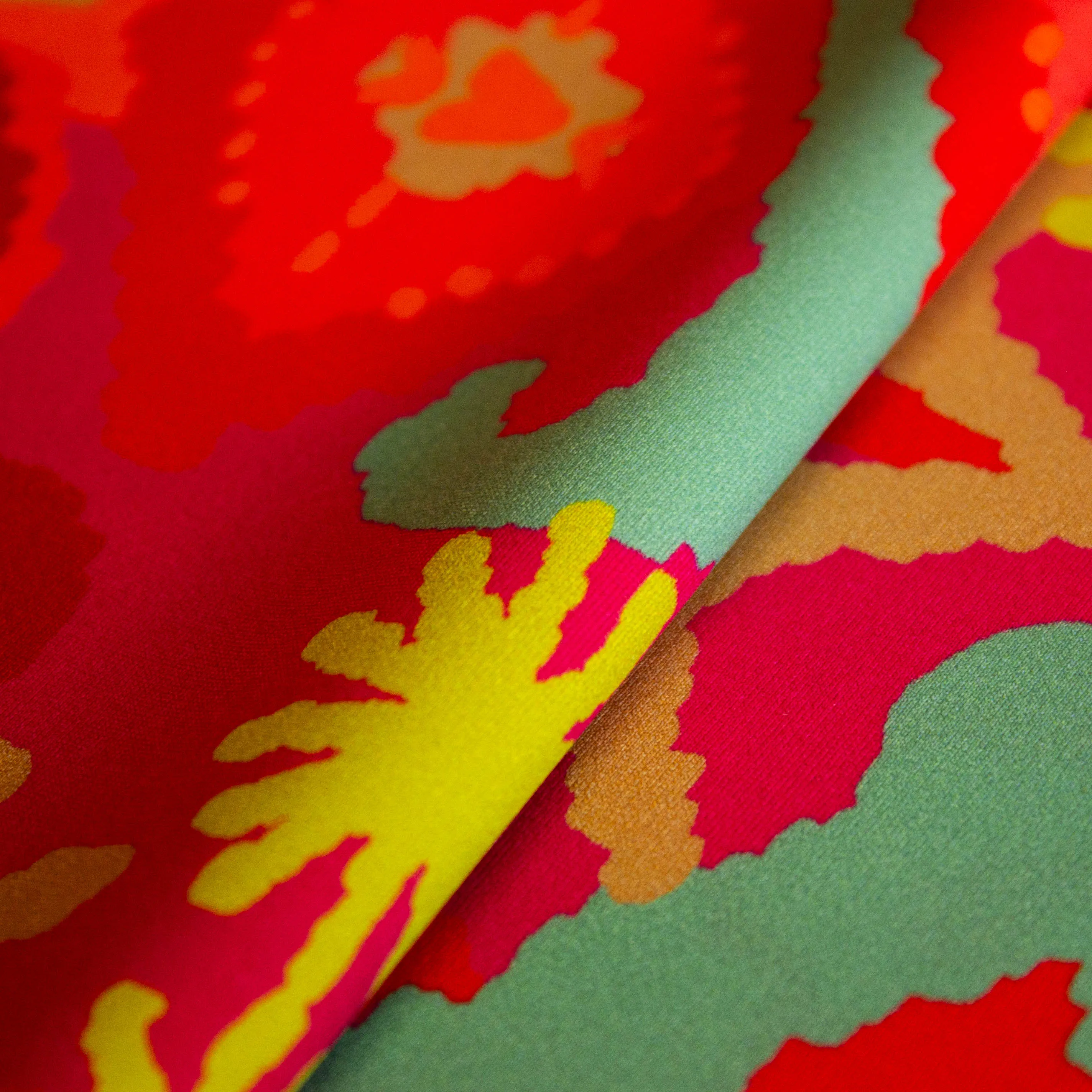 Polyamide tricot fushia met kleurrijk patroon - Katria