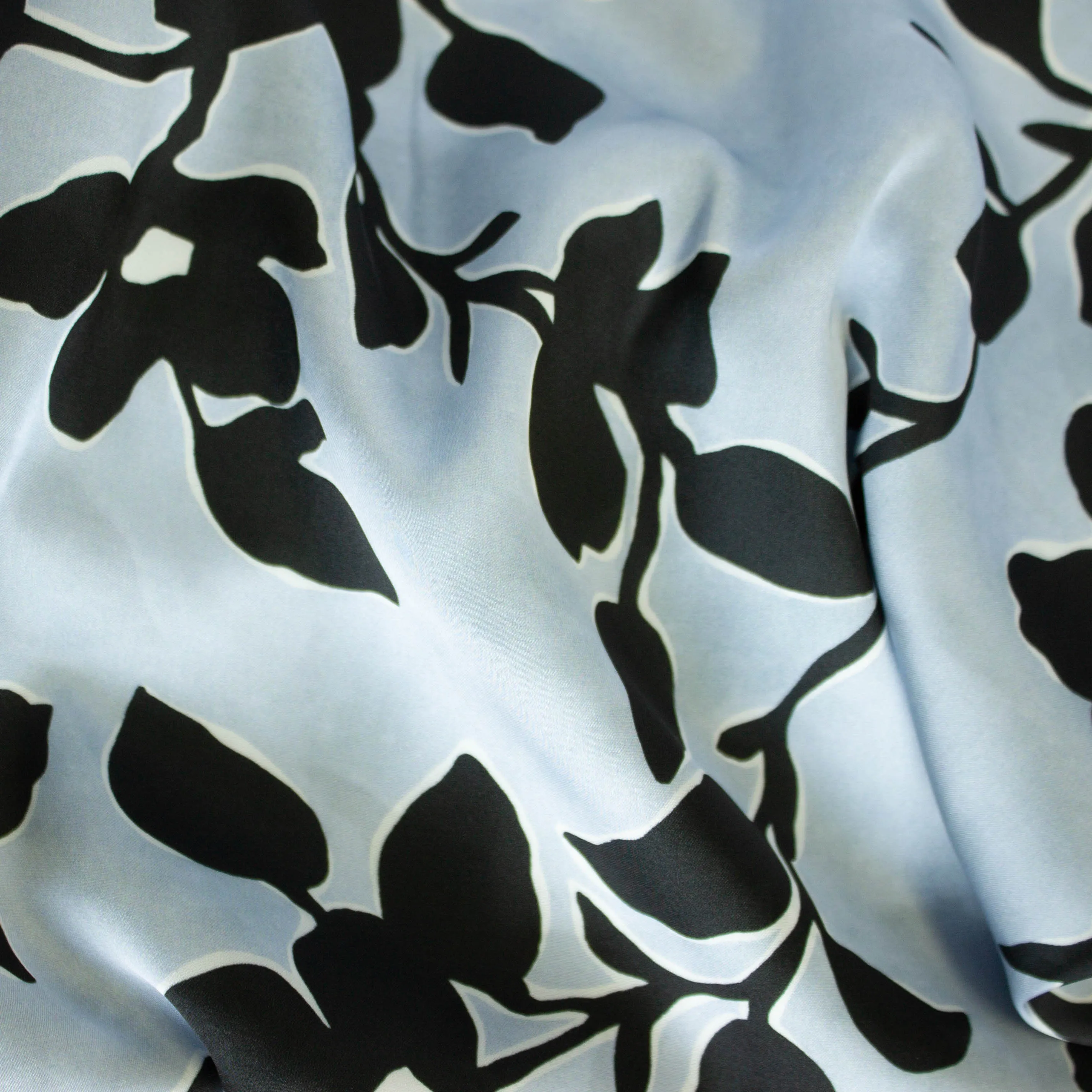 Polyester satijn blauw met bloemen  -  Knipmode