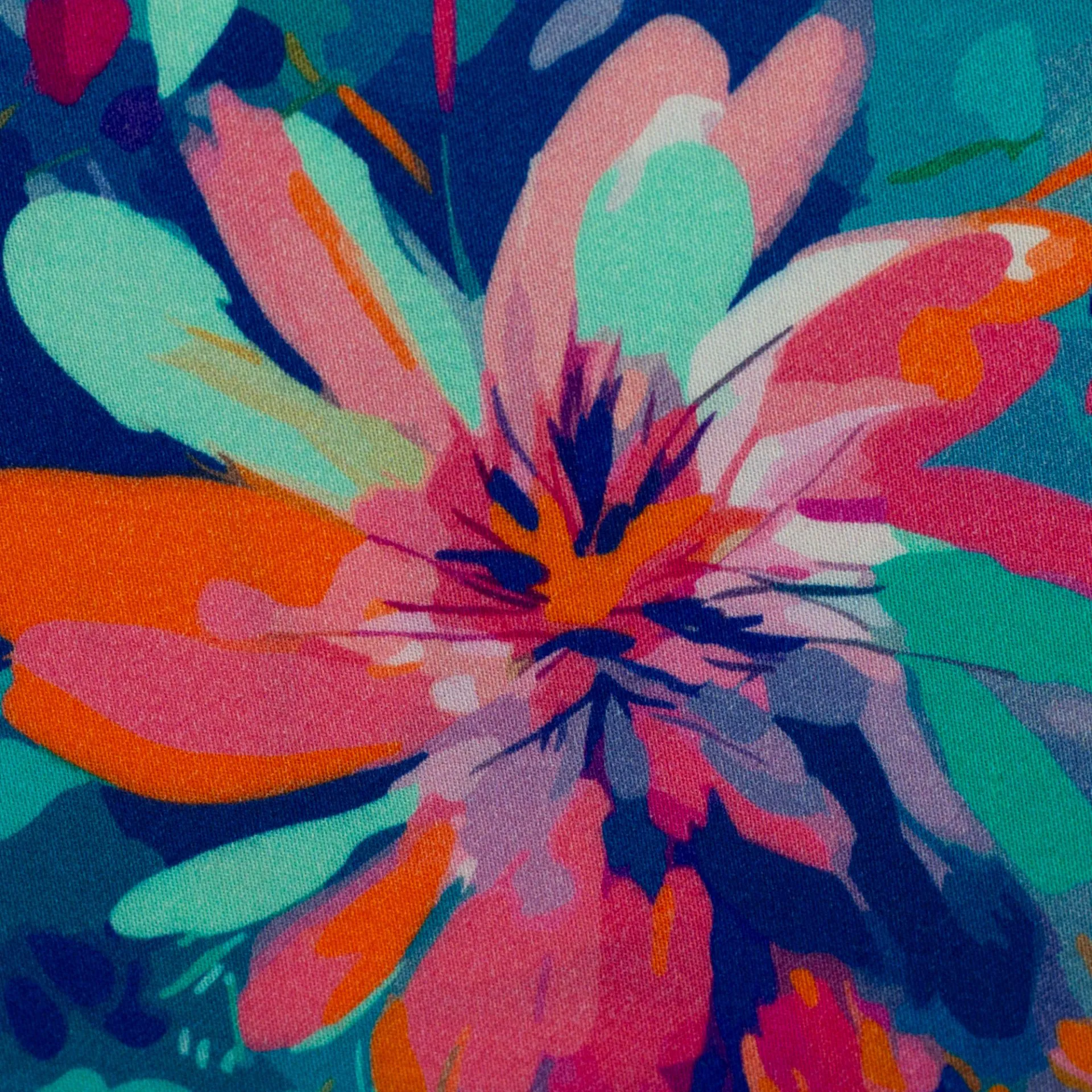 Viscosemengeling blauw met kleurrijke bloemen