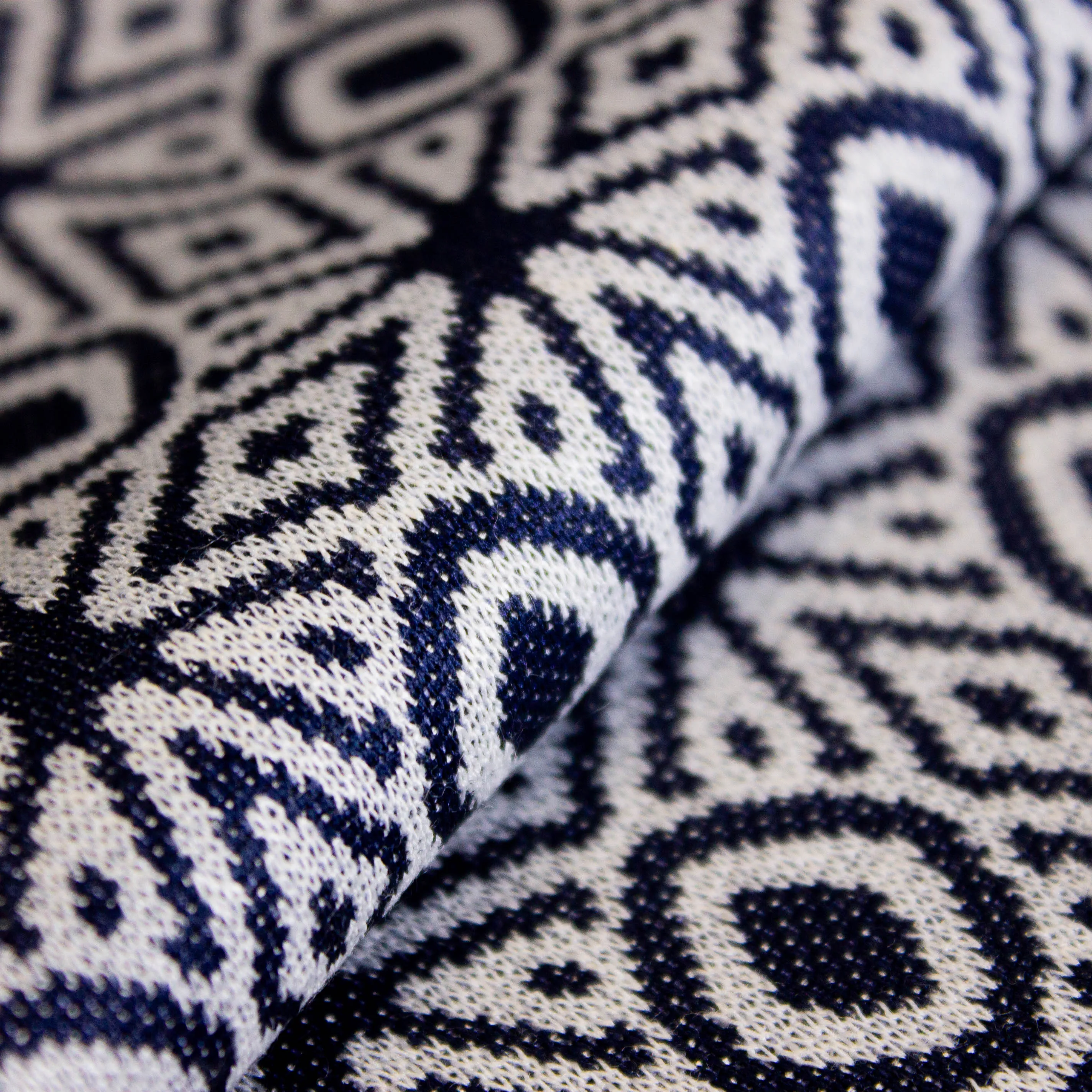 Jacquard tricot grijs met blauw motief - Knipmode