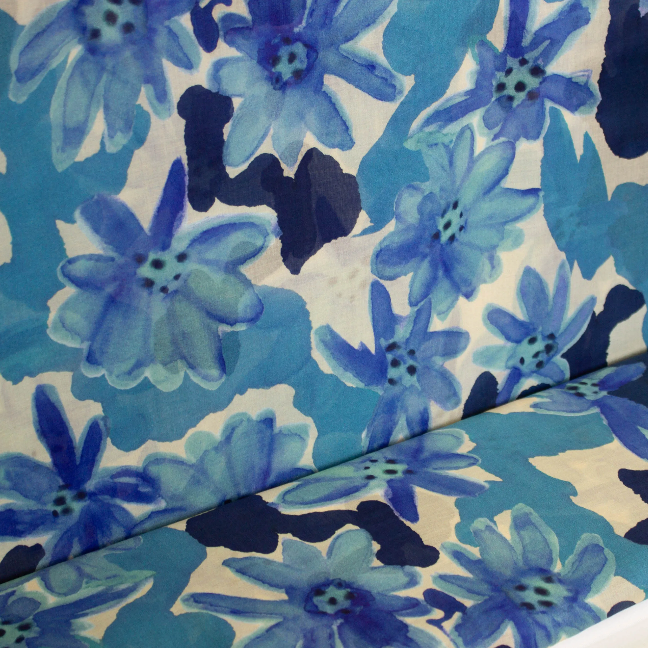 Katoen doorschijnend met blauwe bloemen