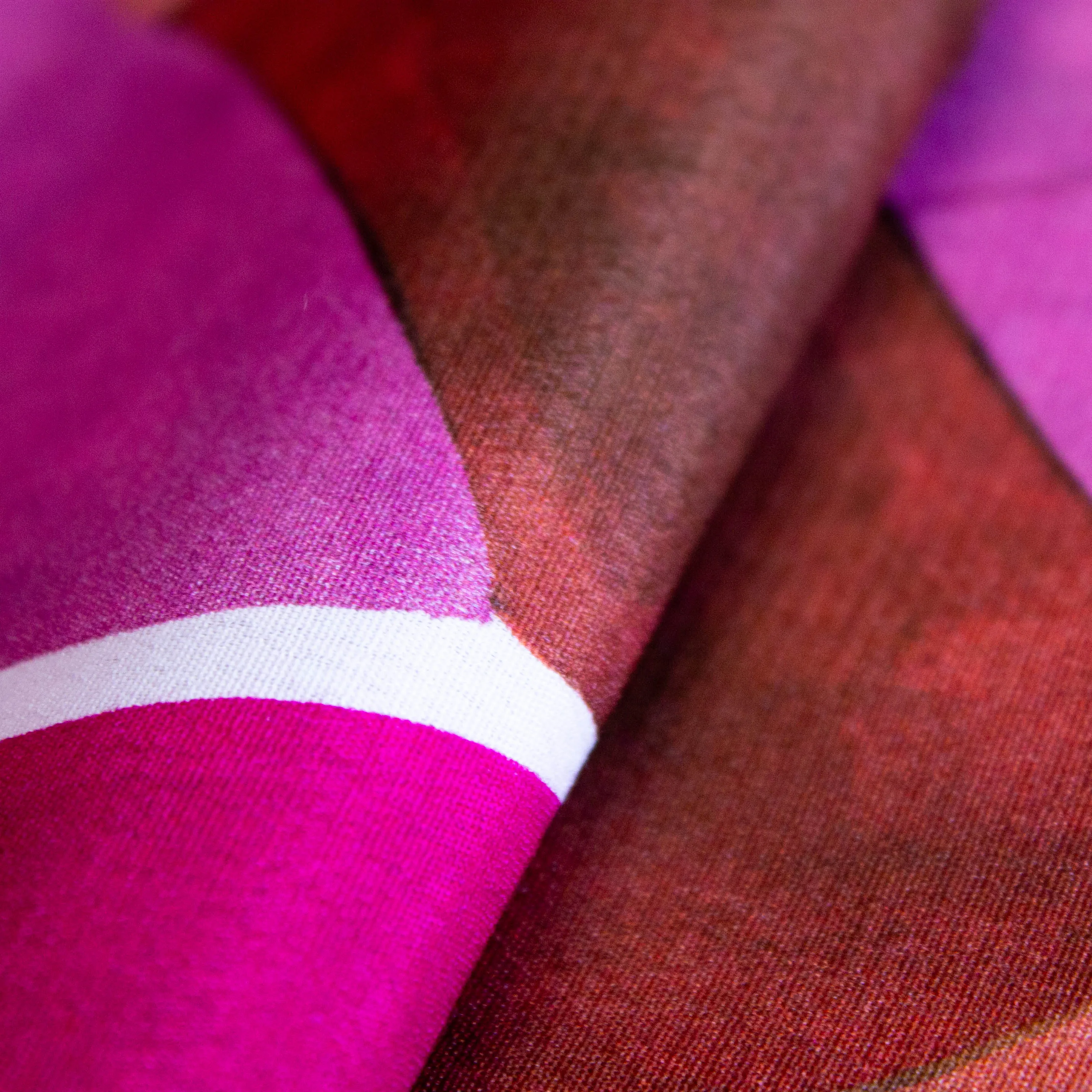 Viscose roze / bruin met abstract motief