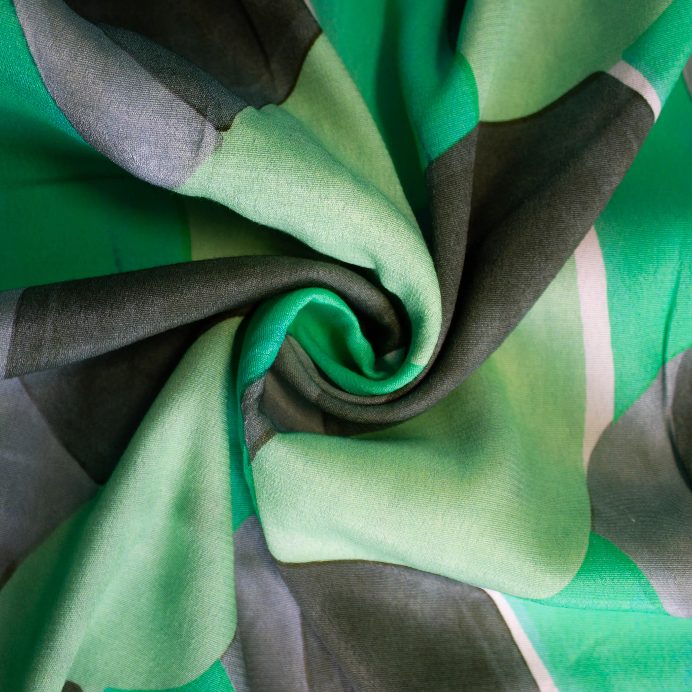 Viscose crêpe groen met abstract motief - Alta Moda