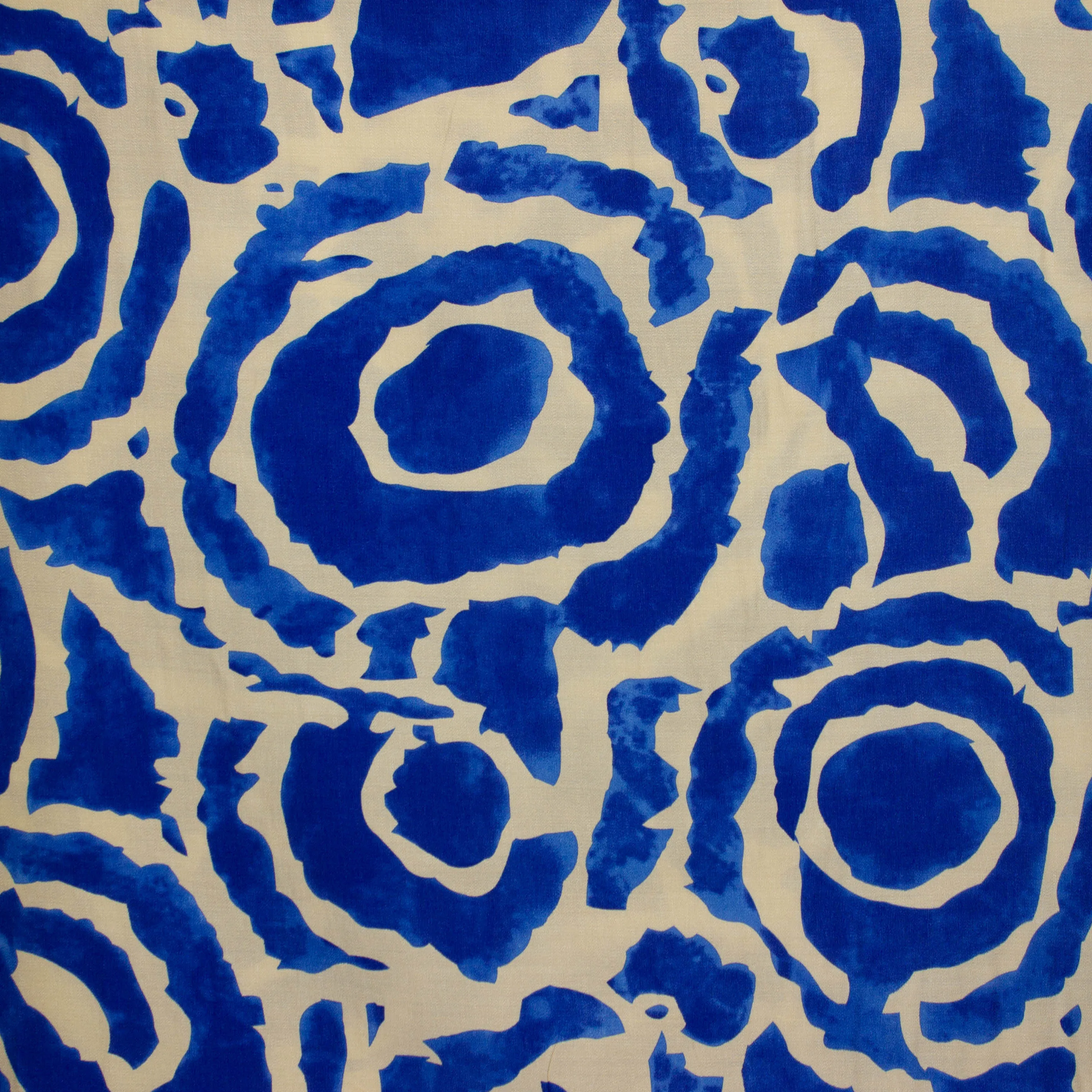 Viscose crêpe beige met blauwe print