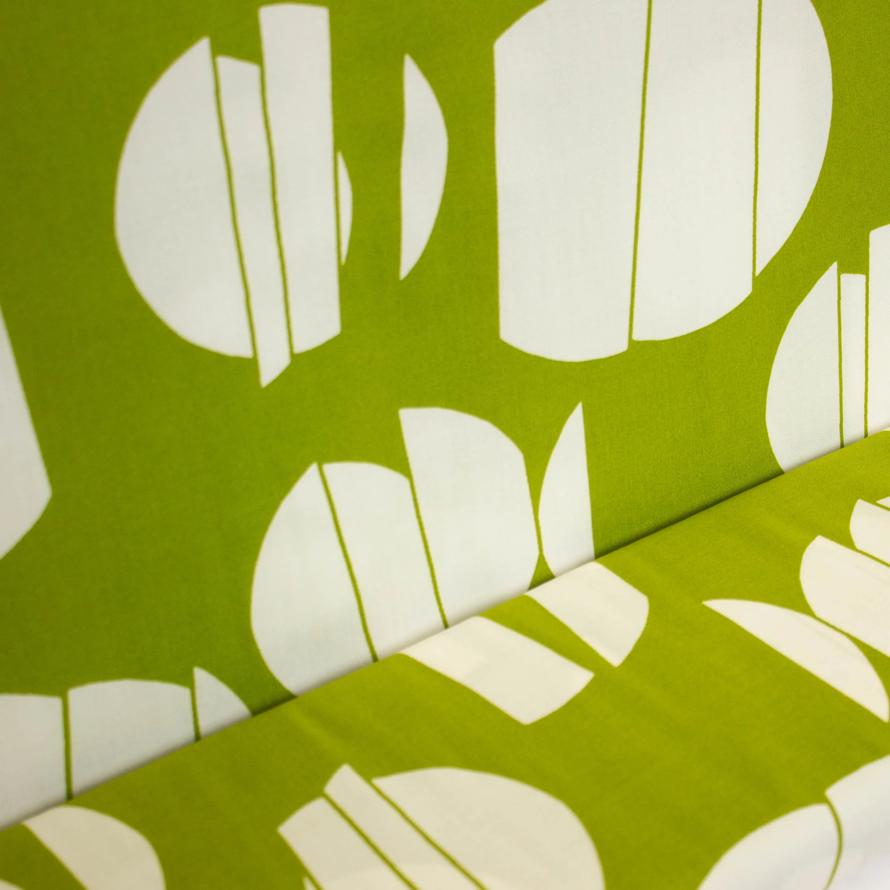 Viscose groen met witte print