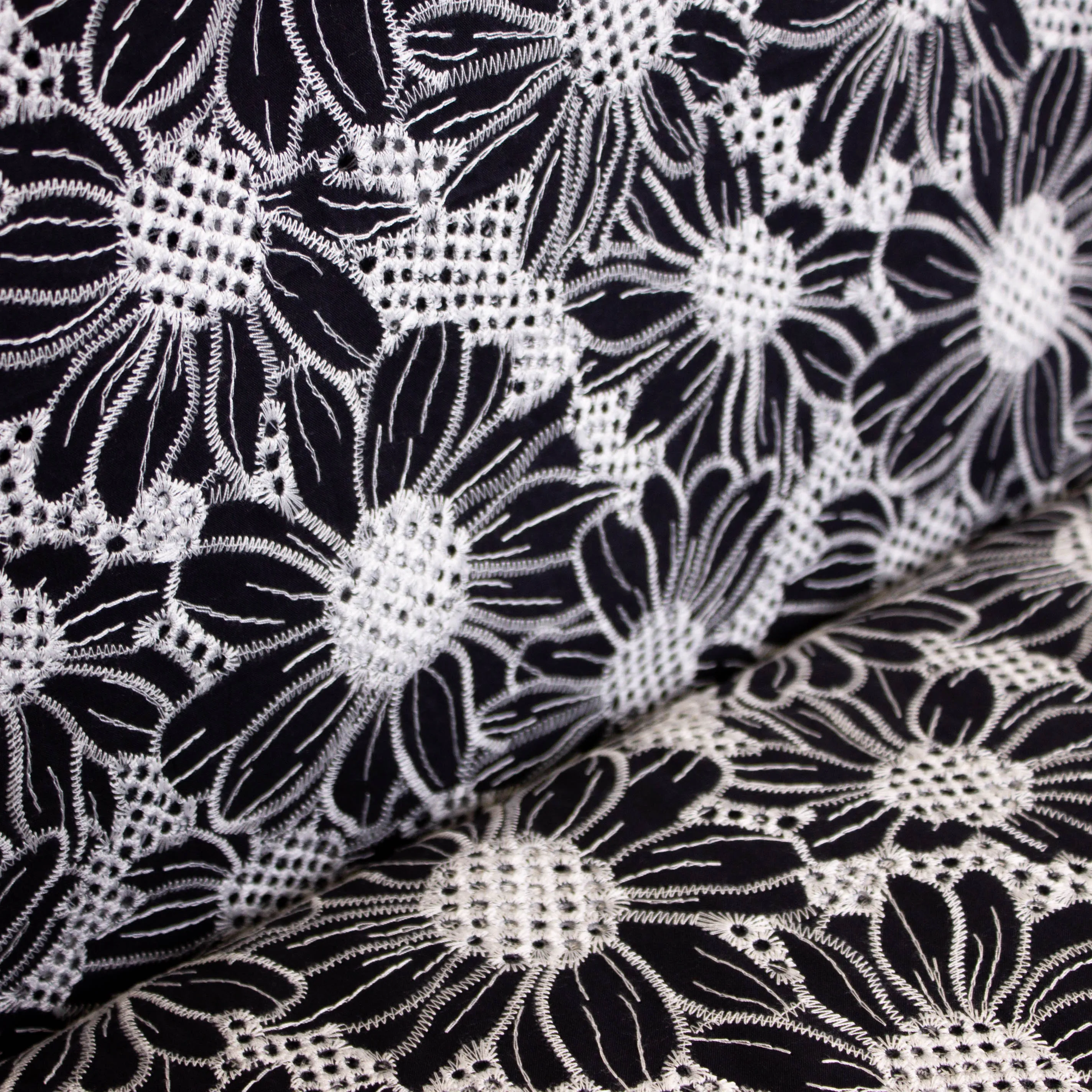 Broderie katoen zwart met witte bloemen