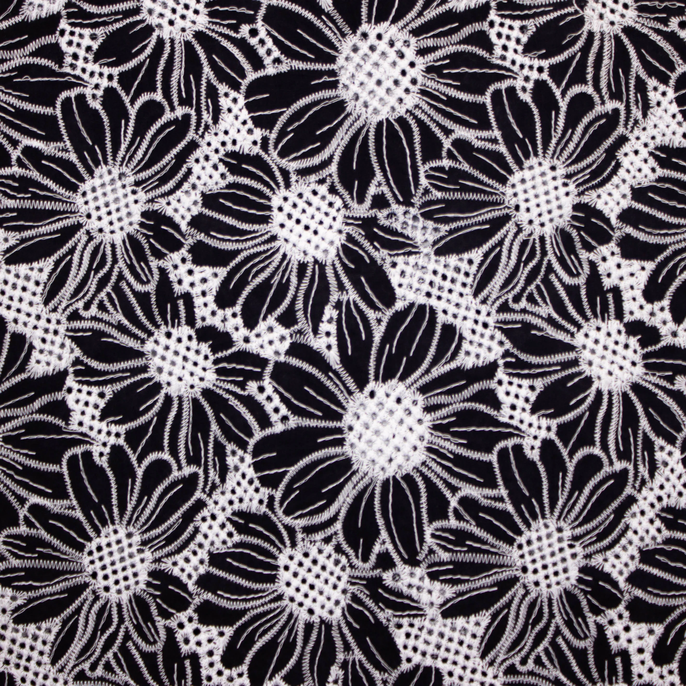 Broderie katoen zwart met witte bloemen