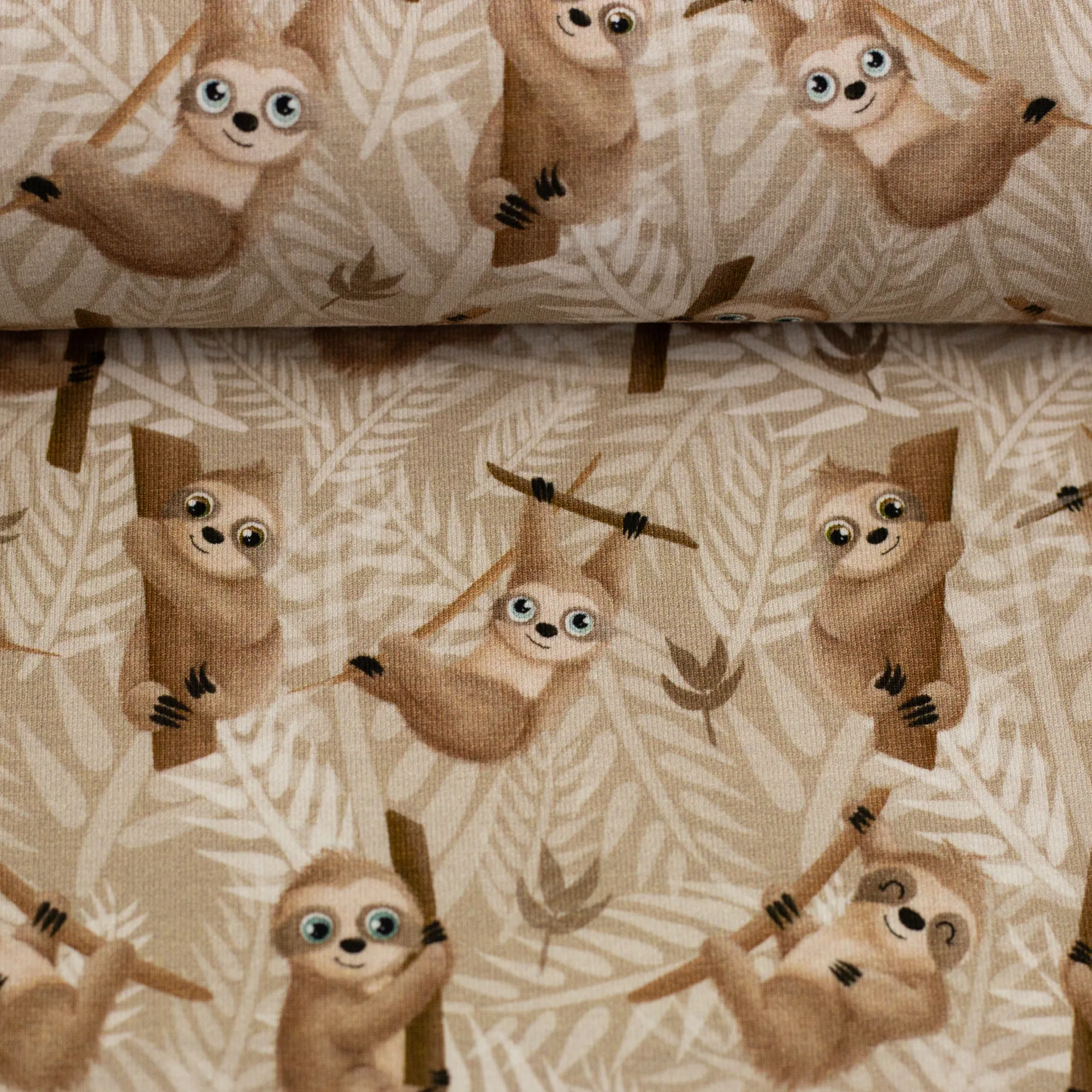 Tricot beige met luiaards 'Lazy Jungle' by Mrs Mint Design