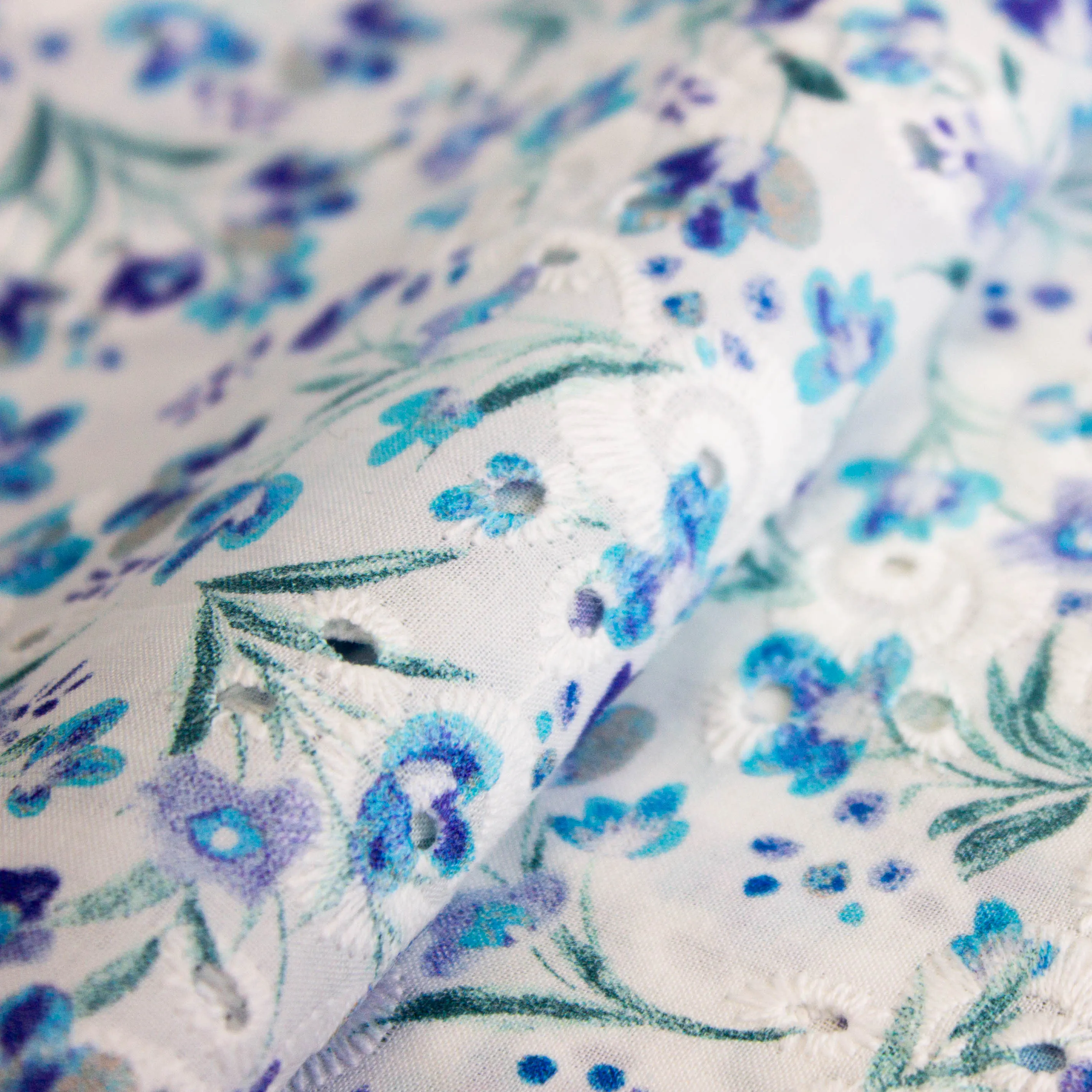 Katoen wit met blauwe bloemen