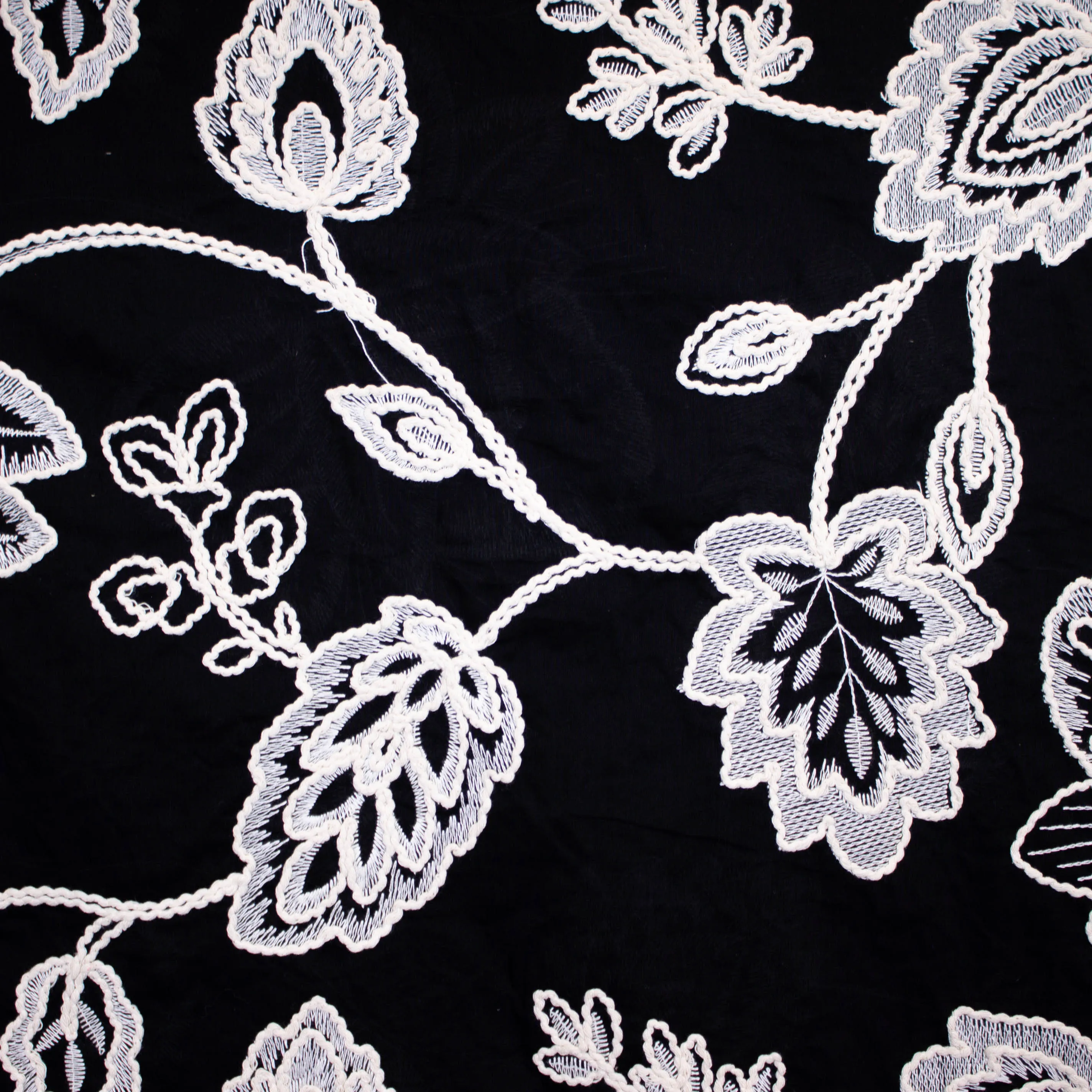 Broderie katoen zwart met ecru bloemen