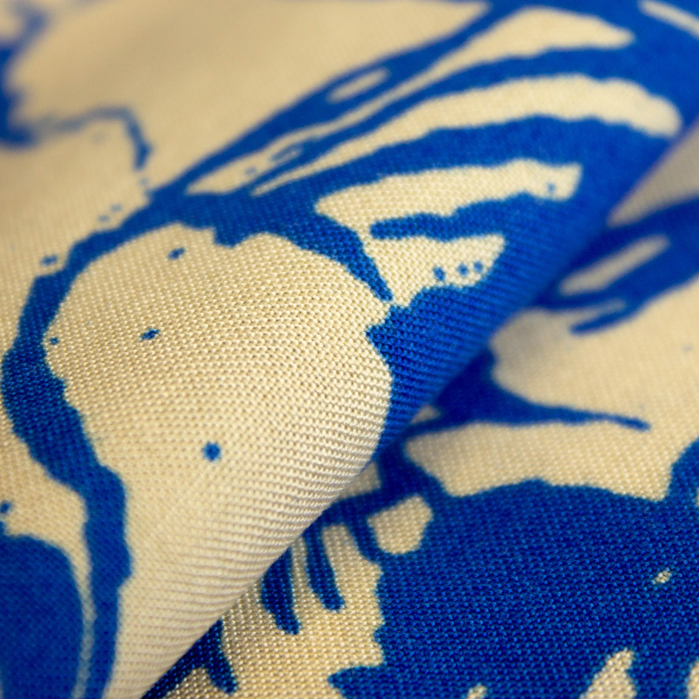 Rayon beige met blauwe bloemen