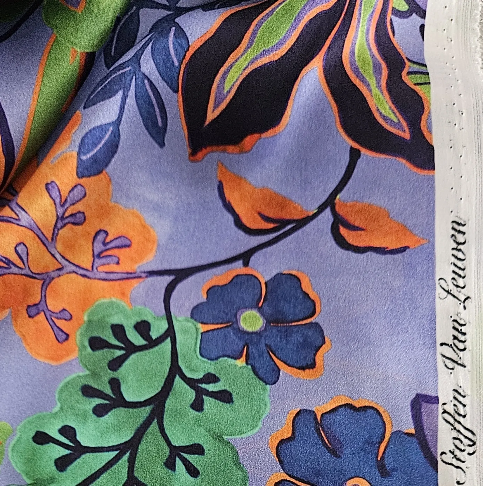 Paarse zijde satijn met digitale bloemen print - Lorré