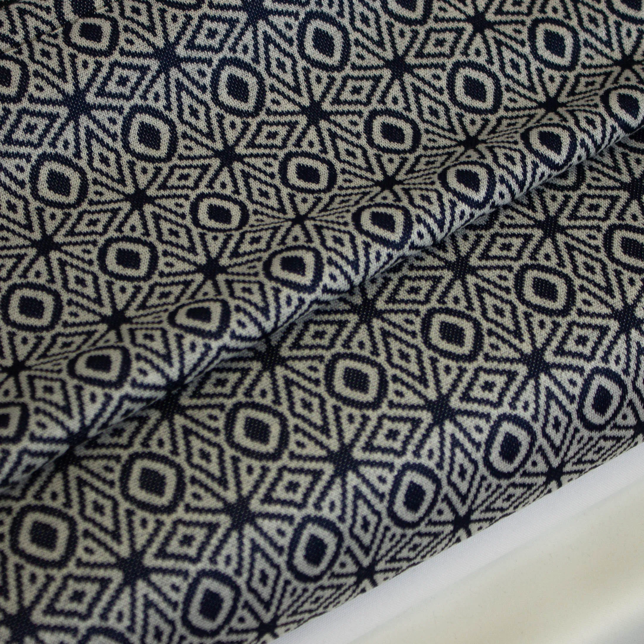 Viscose jacquard stretch donkerblauw met geometrische print - Knipmode