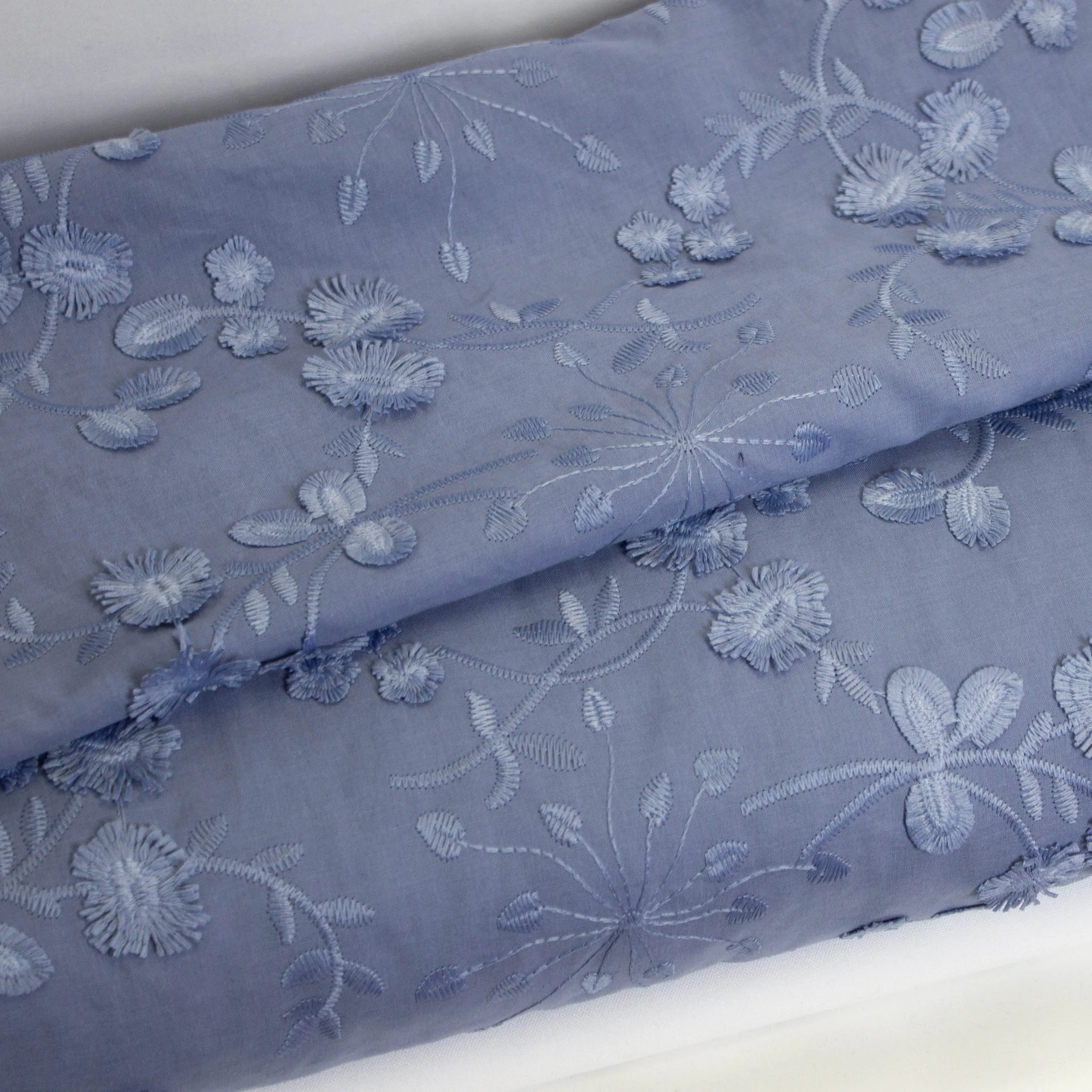Broderie blauw met bloemen