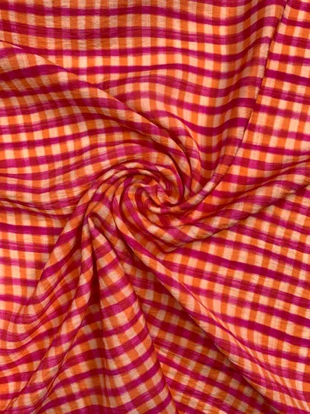 Viscose oranje geruit met crinkle structuur - The Fashion Basement