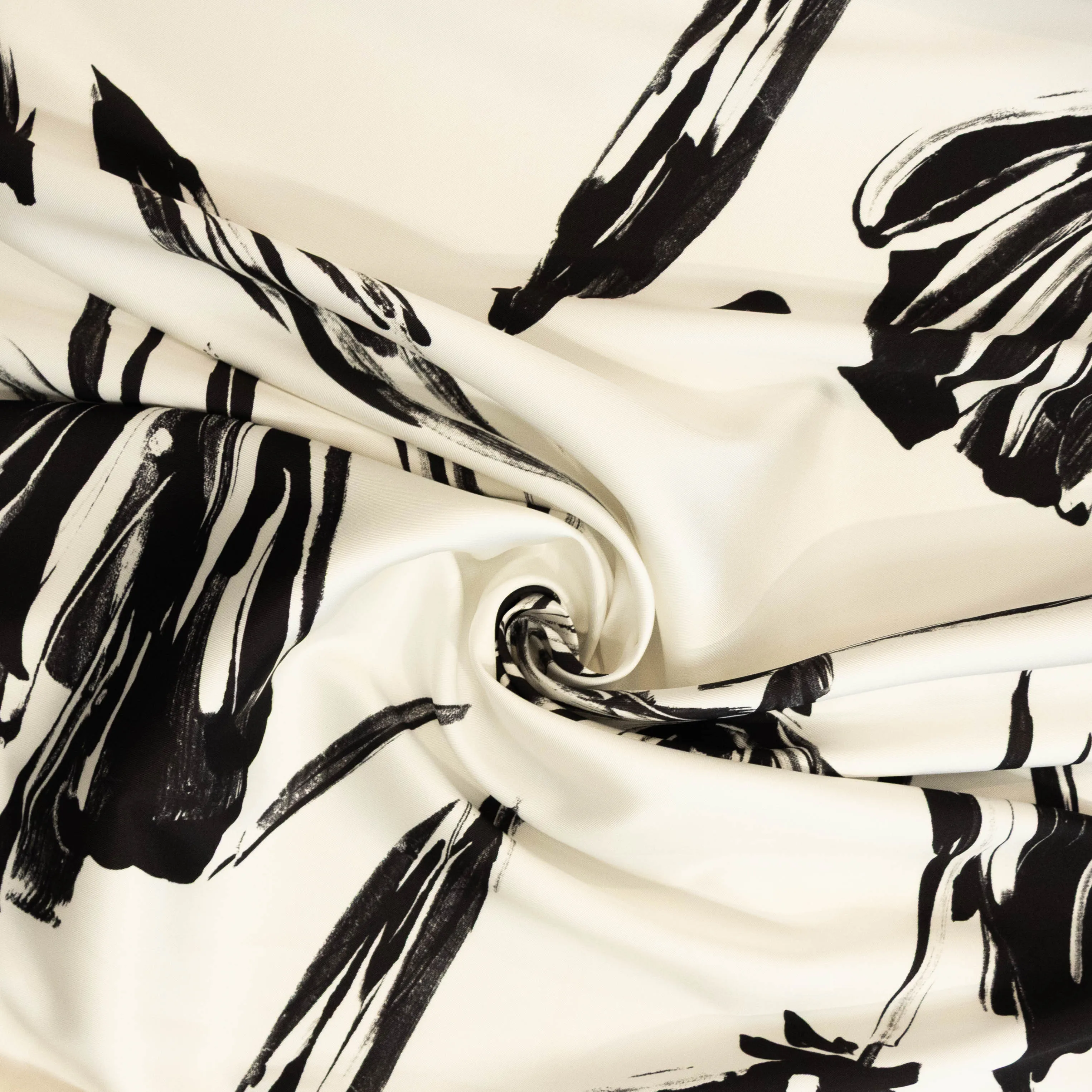 Polyester gebroken wit met zwarte inkt bloemenprint - Lorré
