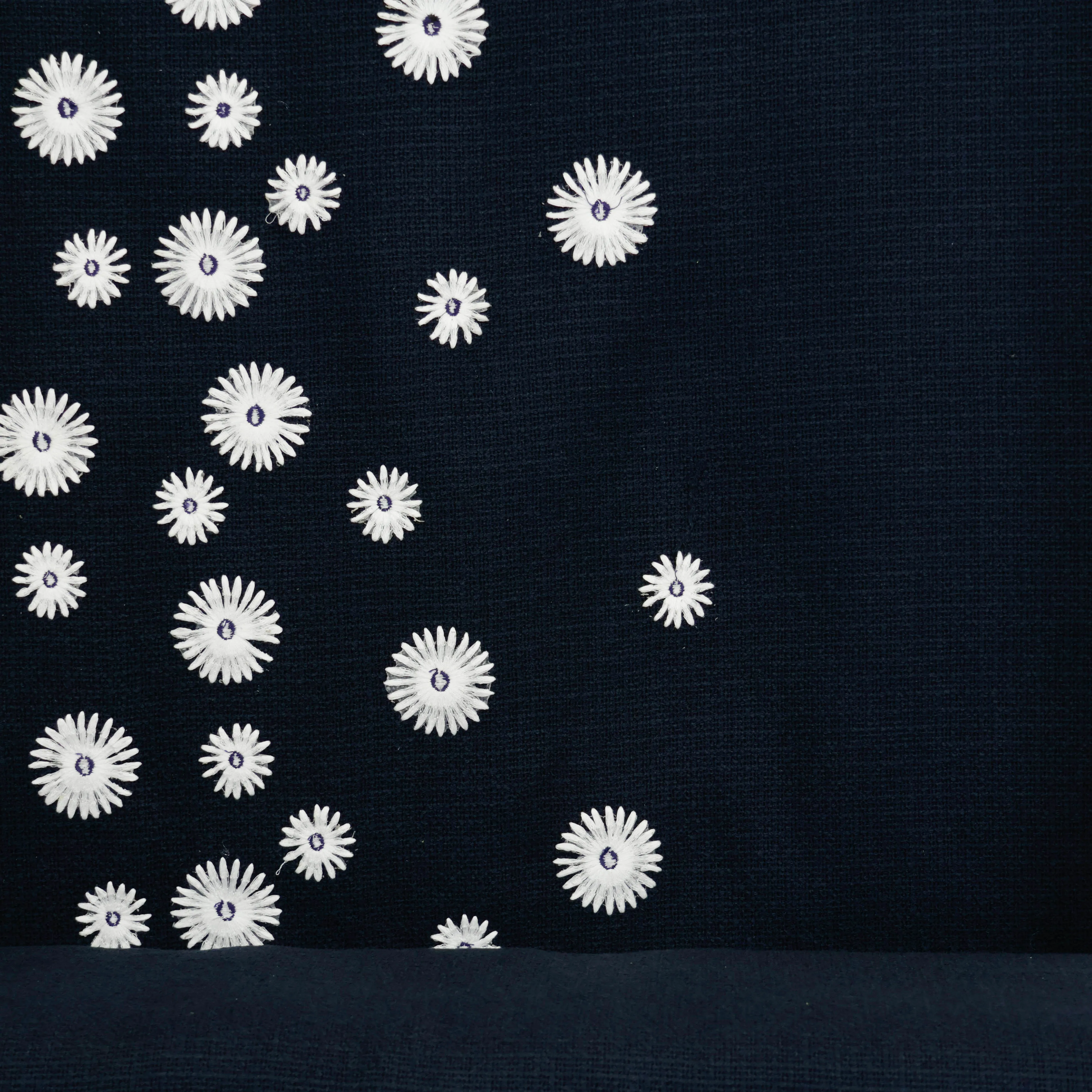 Chanelstof effen donkerblauw met geborduurde bloemen - Lorré