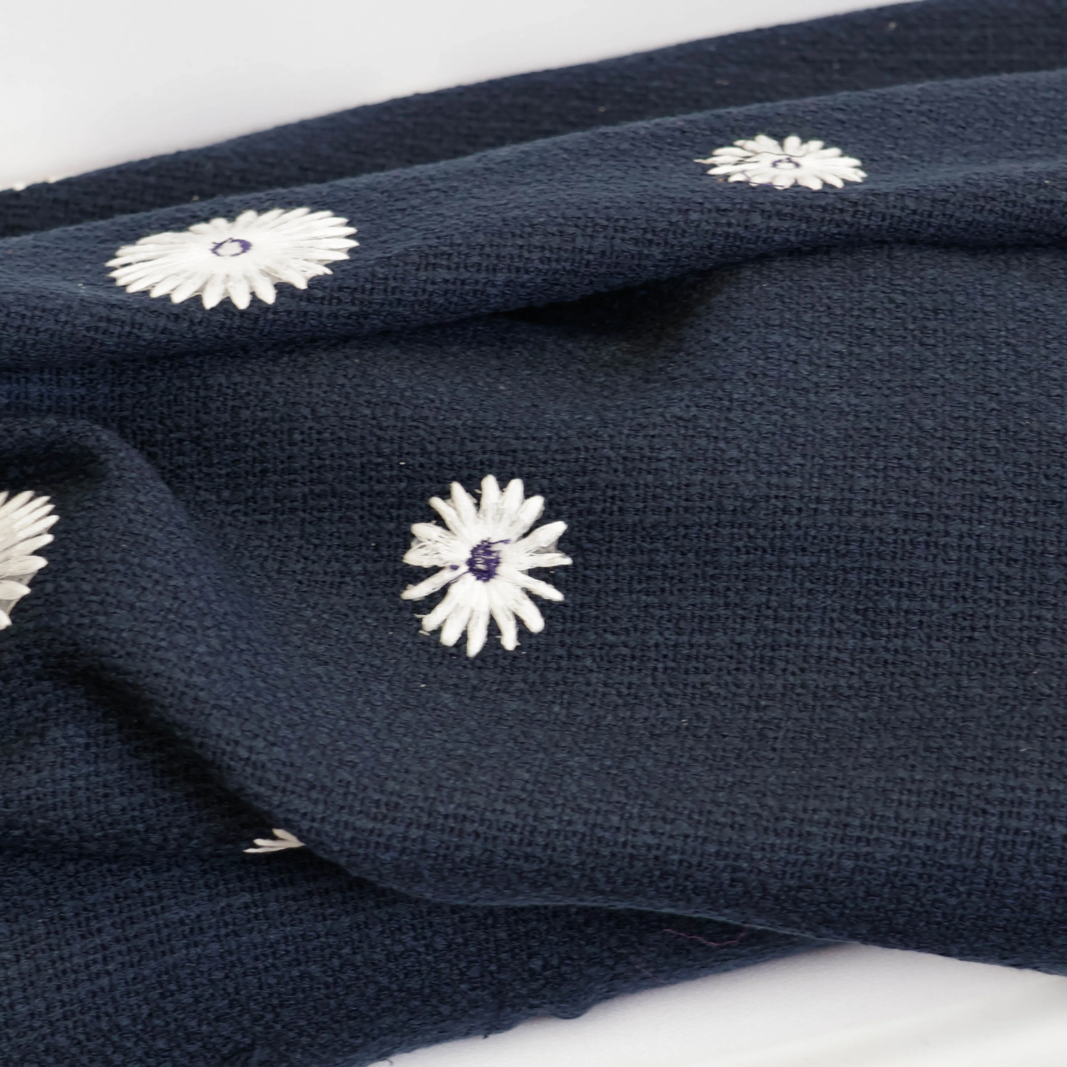 Chanelstof effen donkerblauw met geborduurde bloemen - Lorré