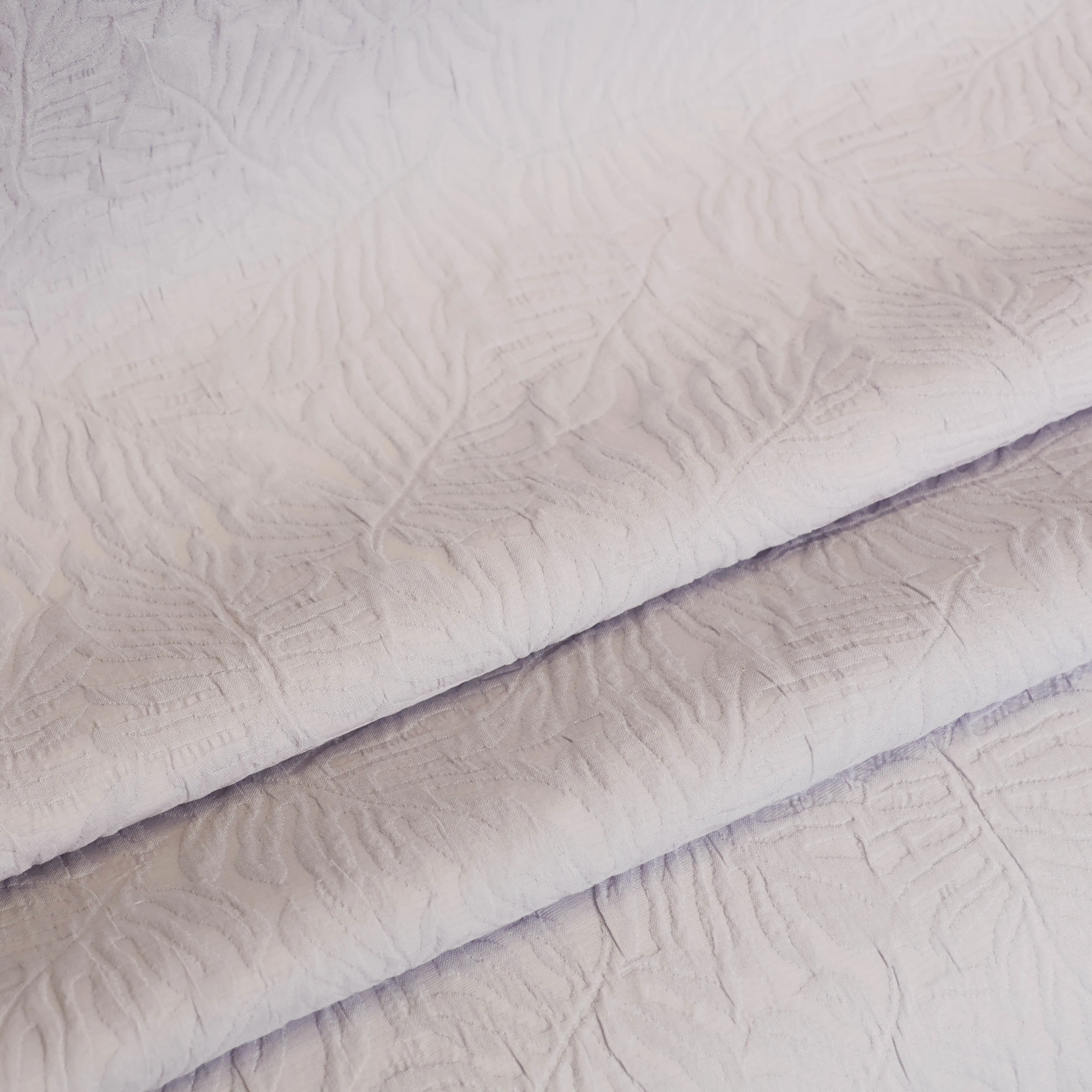 Jacquard licht lila met blaadjespatroon