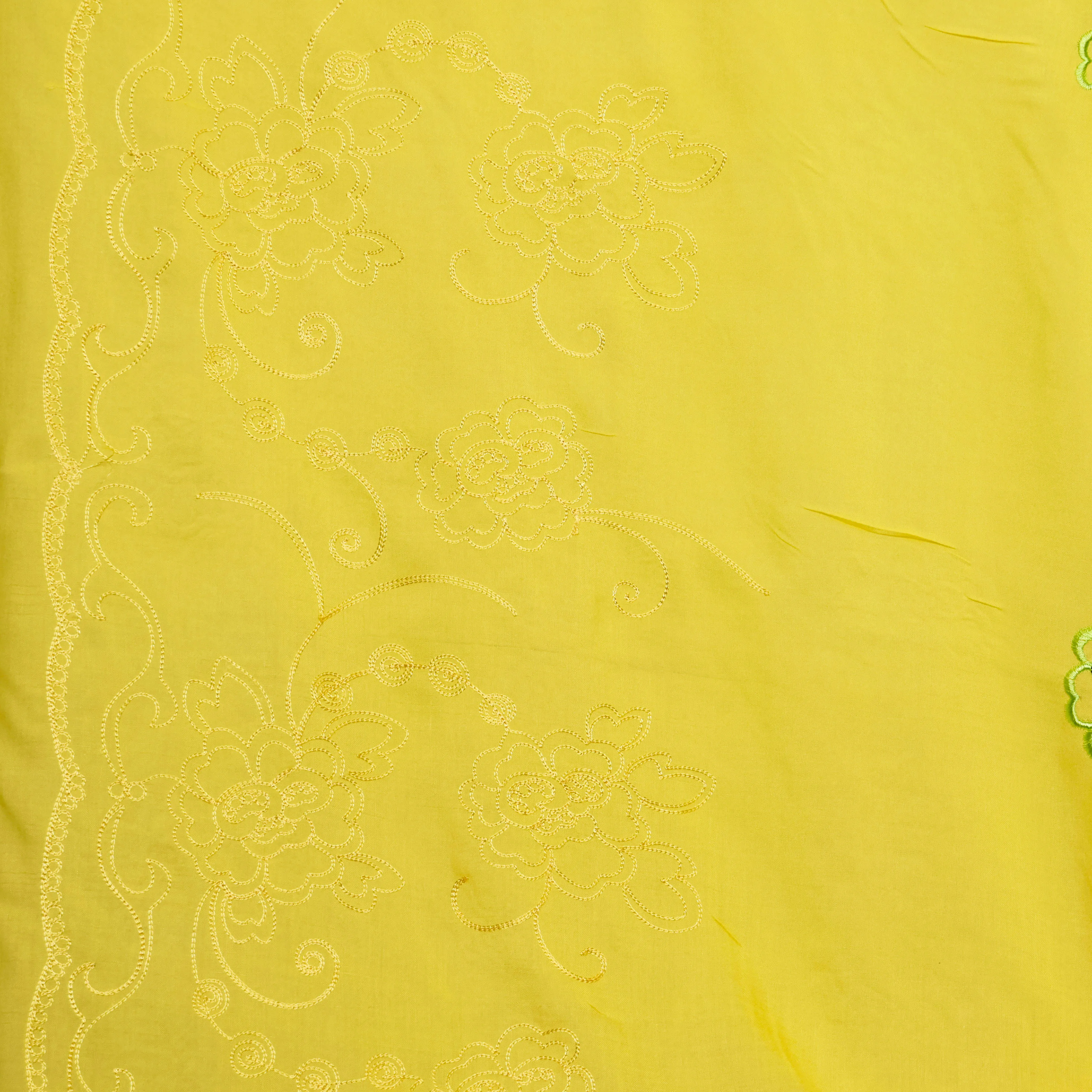 Broderie geel met bloemen