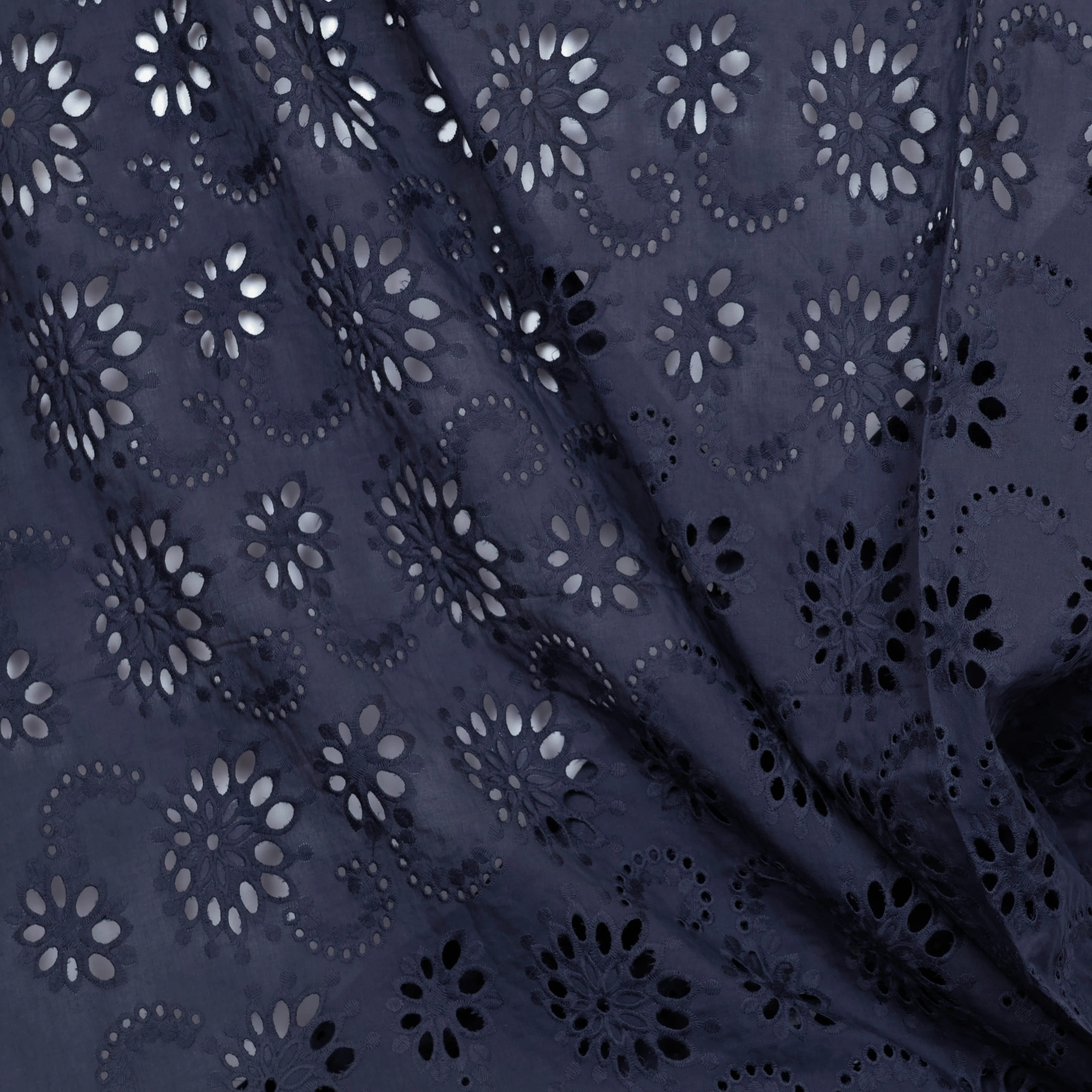 Broderie donkerblauw met bloemen