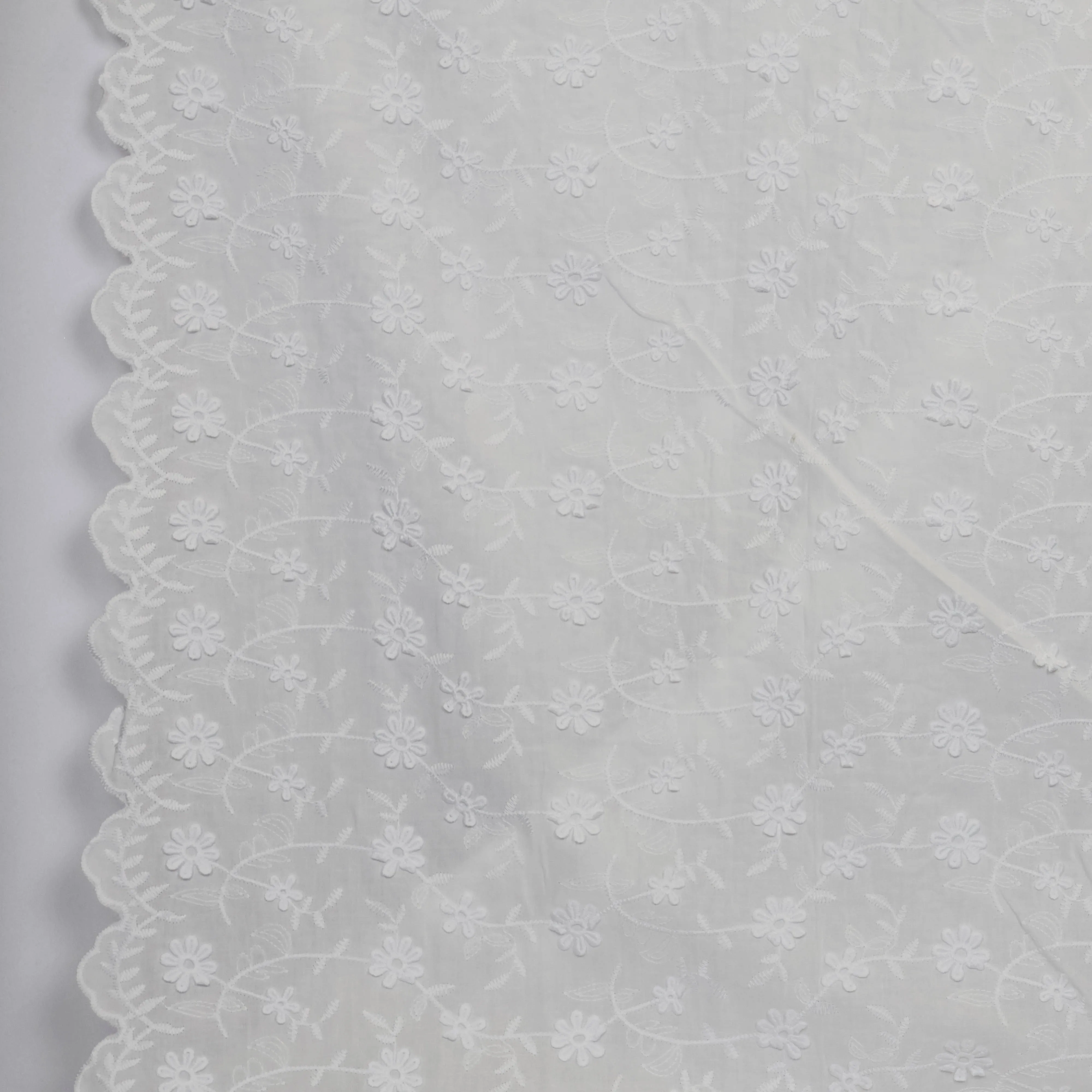 Broderie wit met bloemen