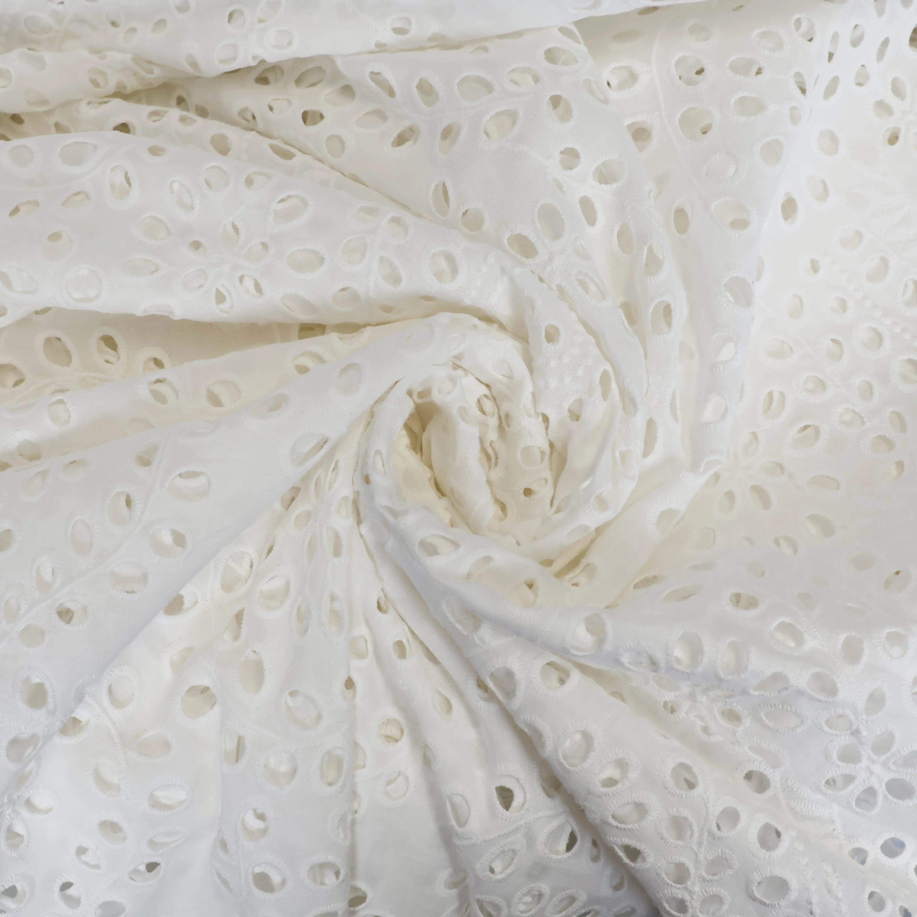Broderie gebroken wit met bloemen