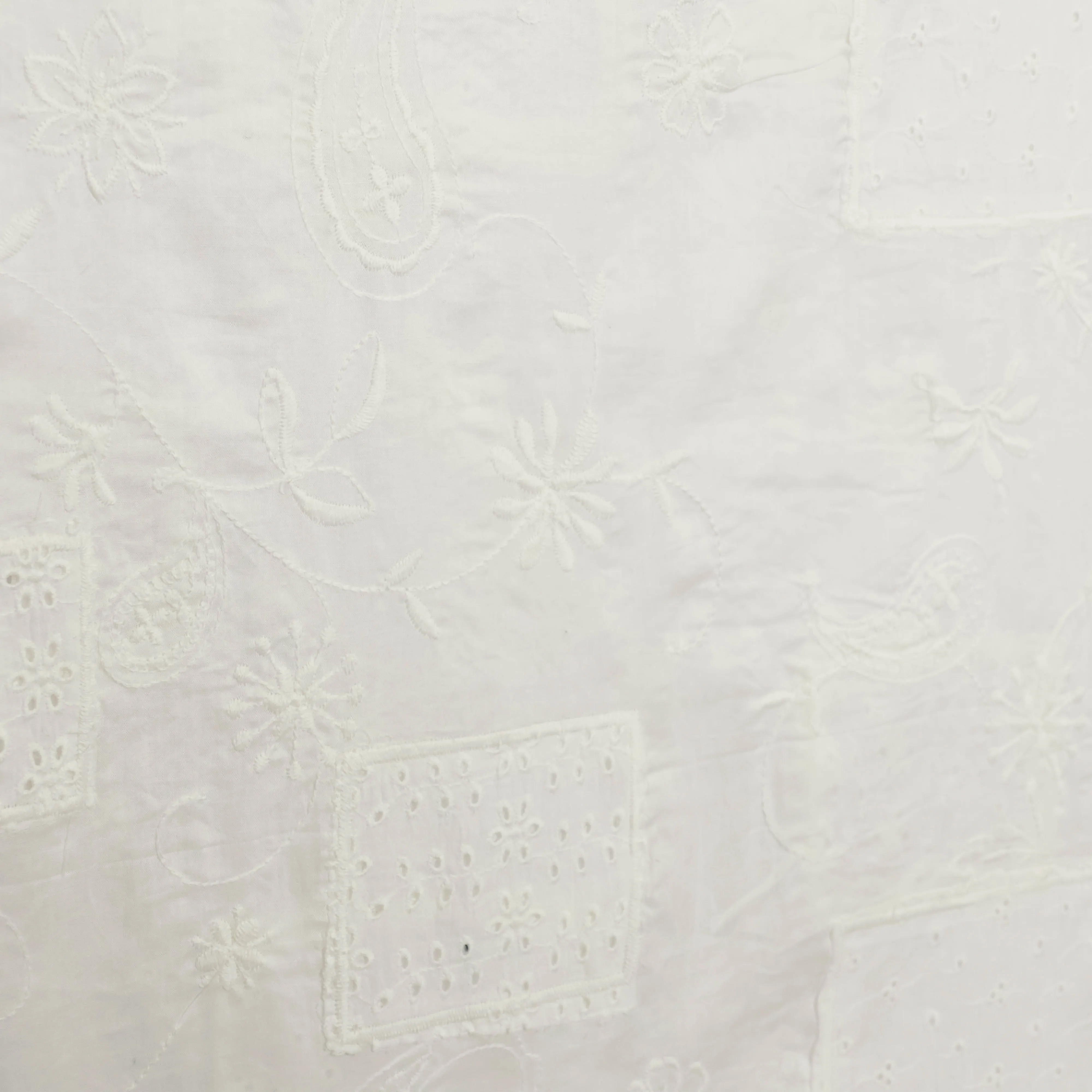 Broderie gebroken wit met bloemen