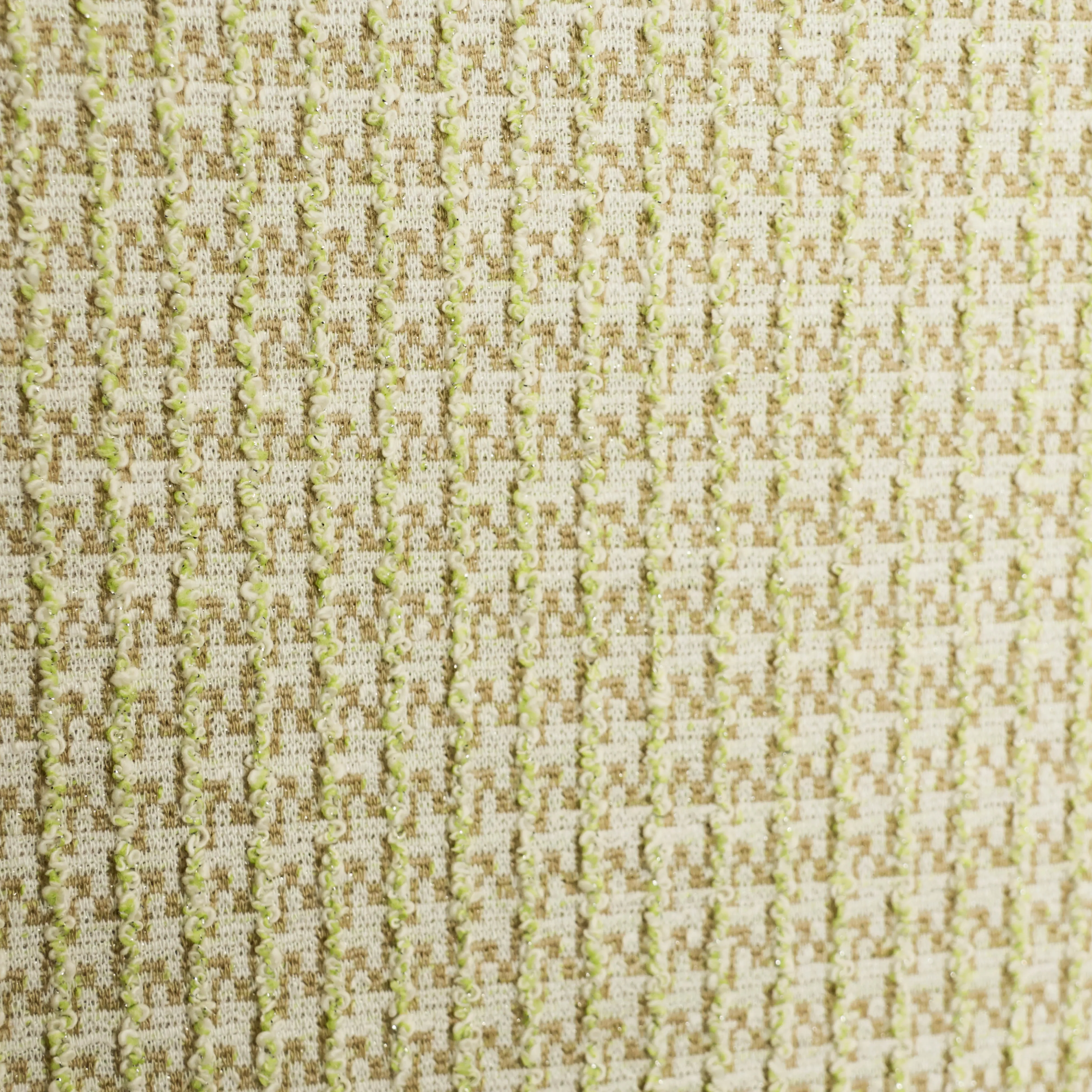 Chanelstof wit-beige met geelgroene glinstering