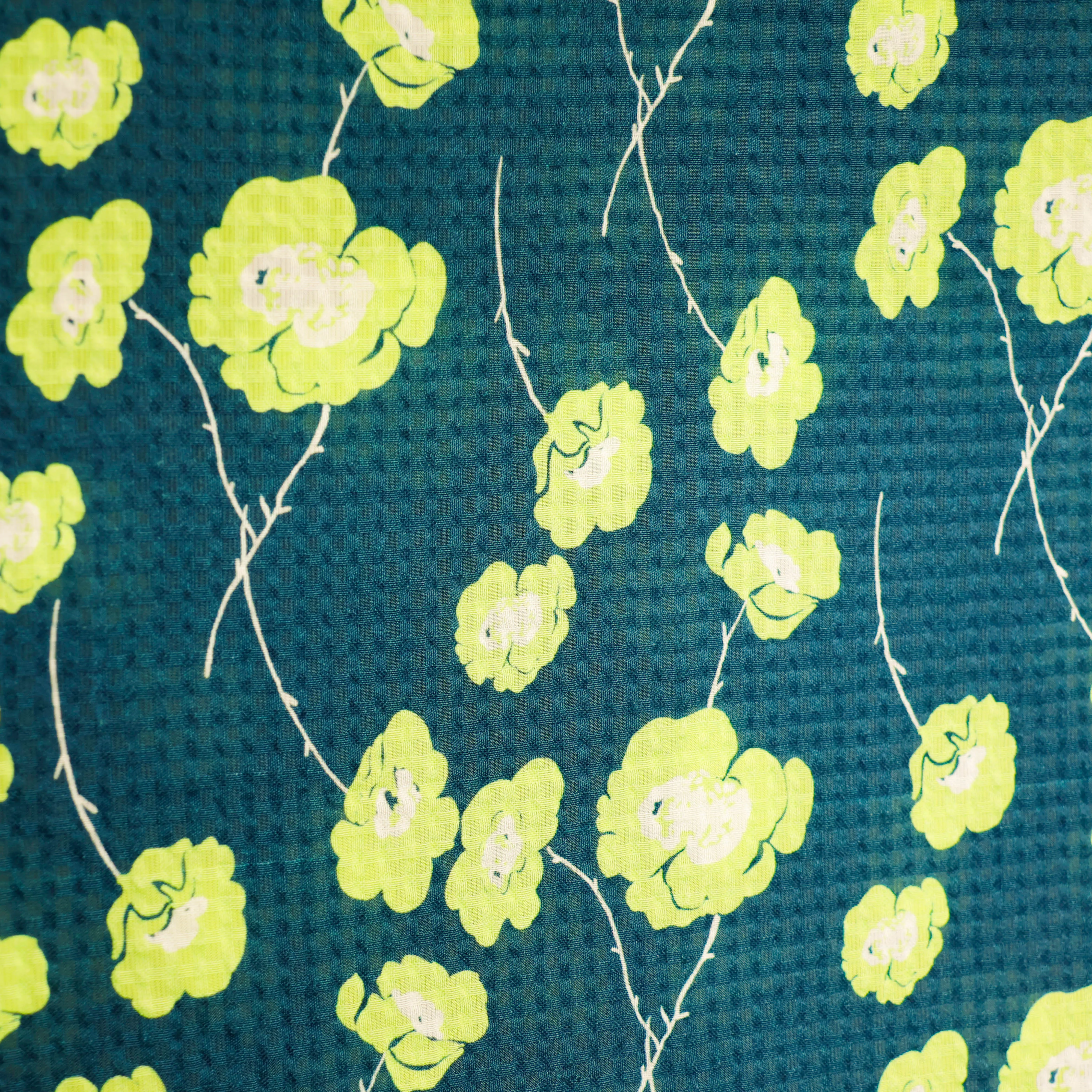 Crêpe donkergroen met lichtgroene bloemen