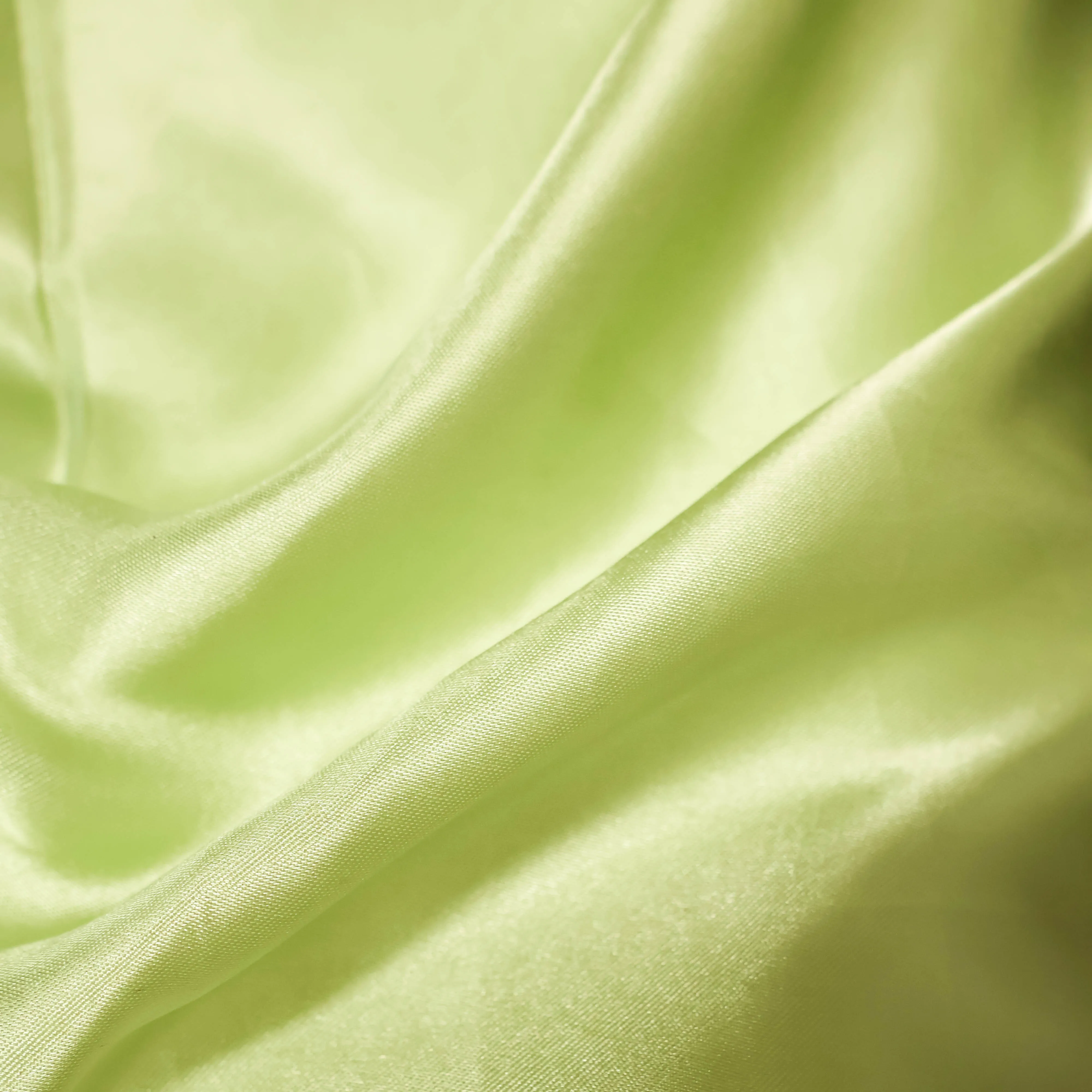 Satijn groen / geel met golvende lijn langs rand