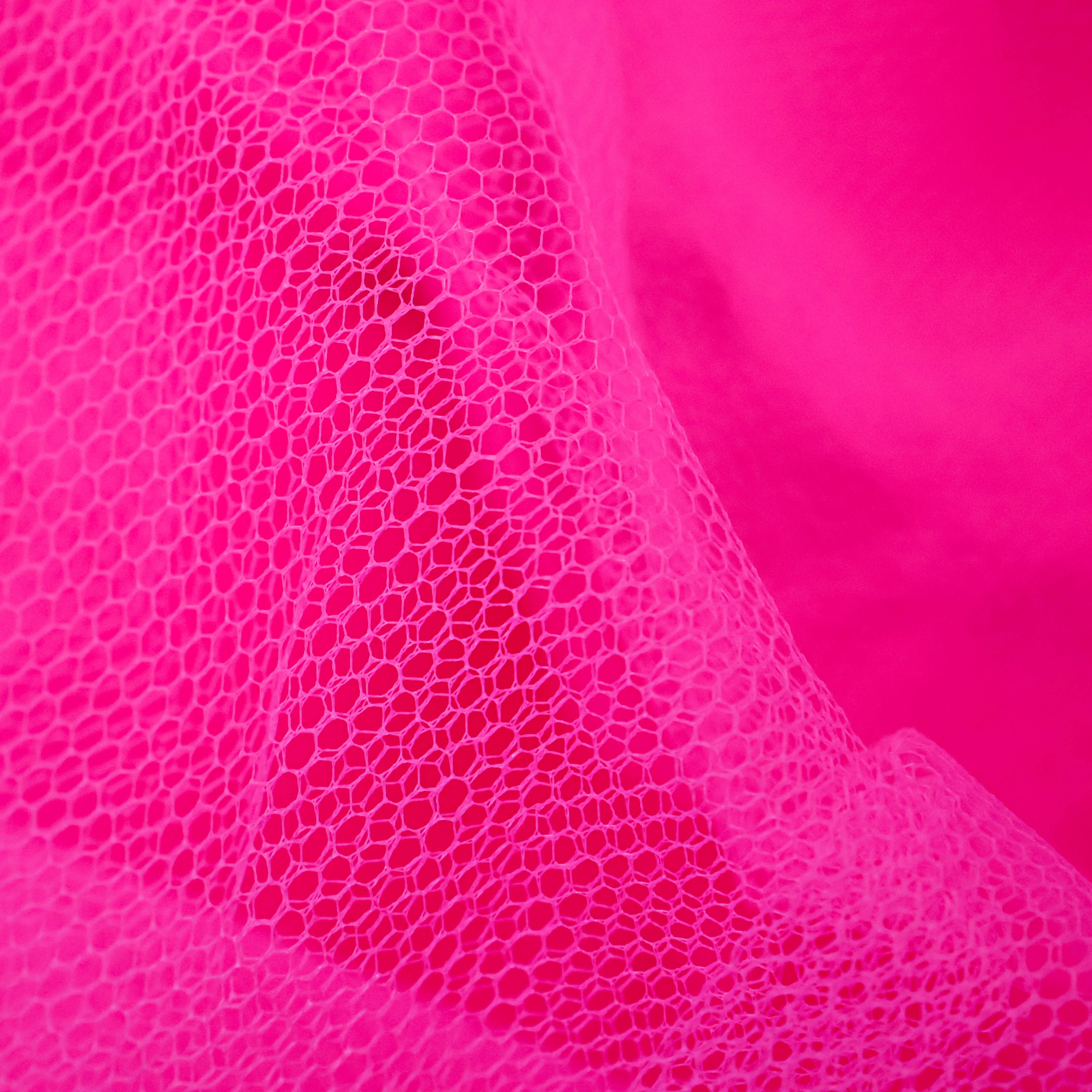 Tule fluo roze