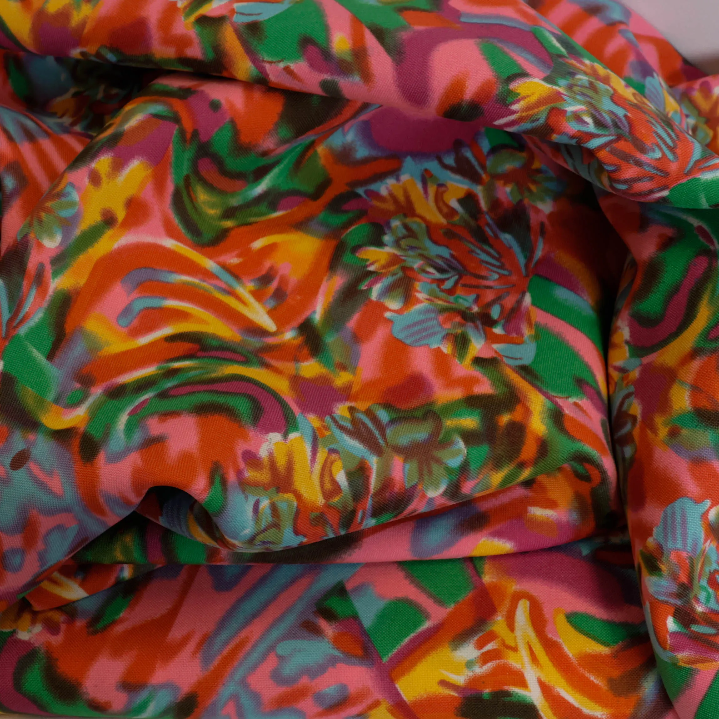 Polyester met abstract patroon