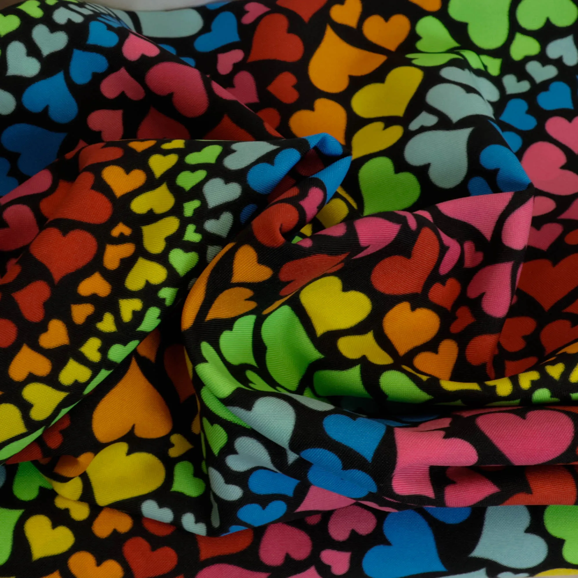 Polyester zwart met regenbooghartjes