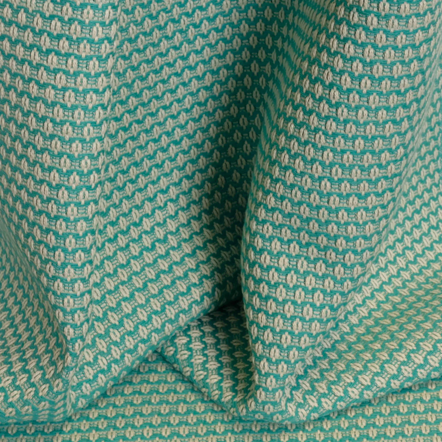 Chanelstof turquoise met wit patroon