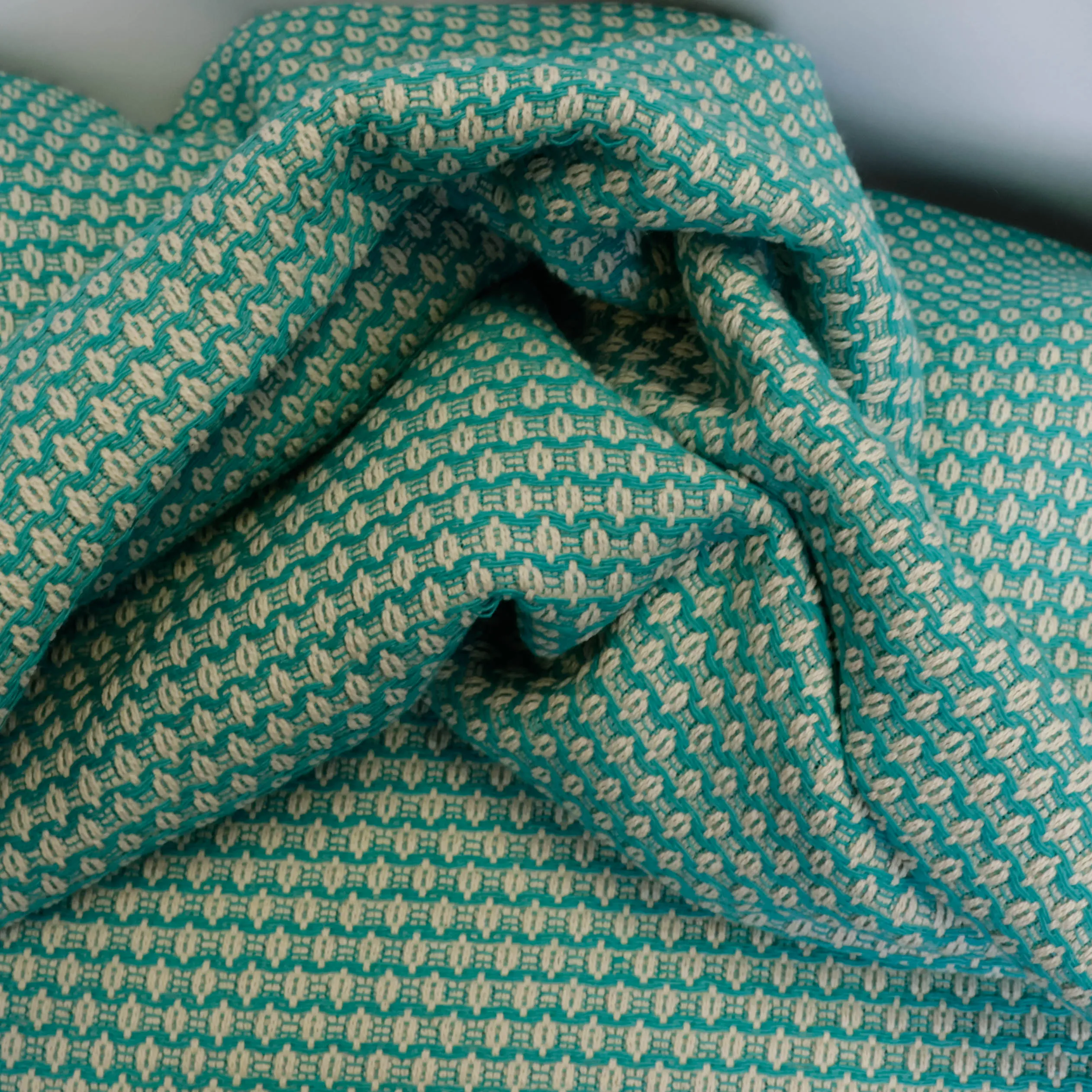 Chanelstof turquoise met wit patroon
