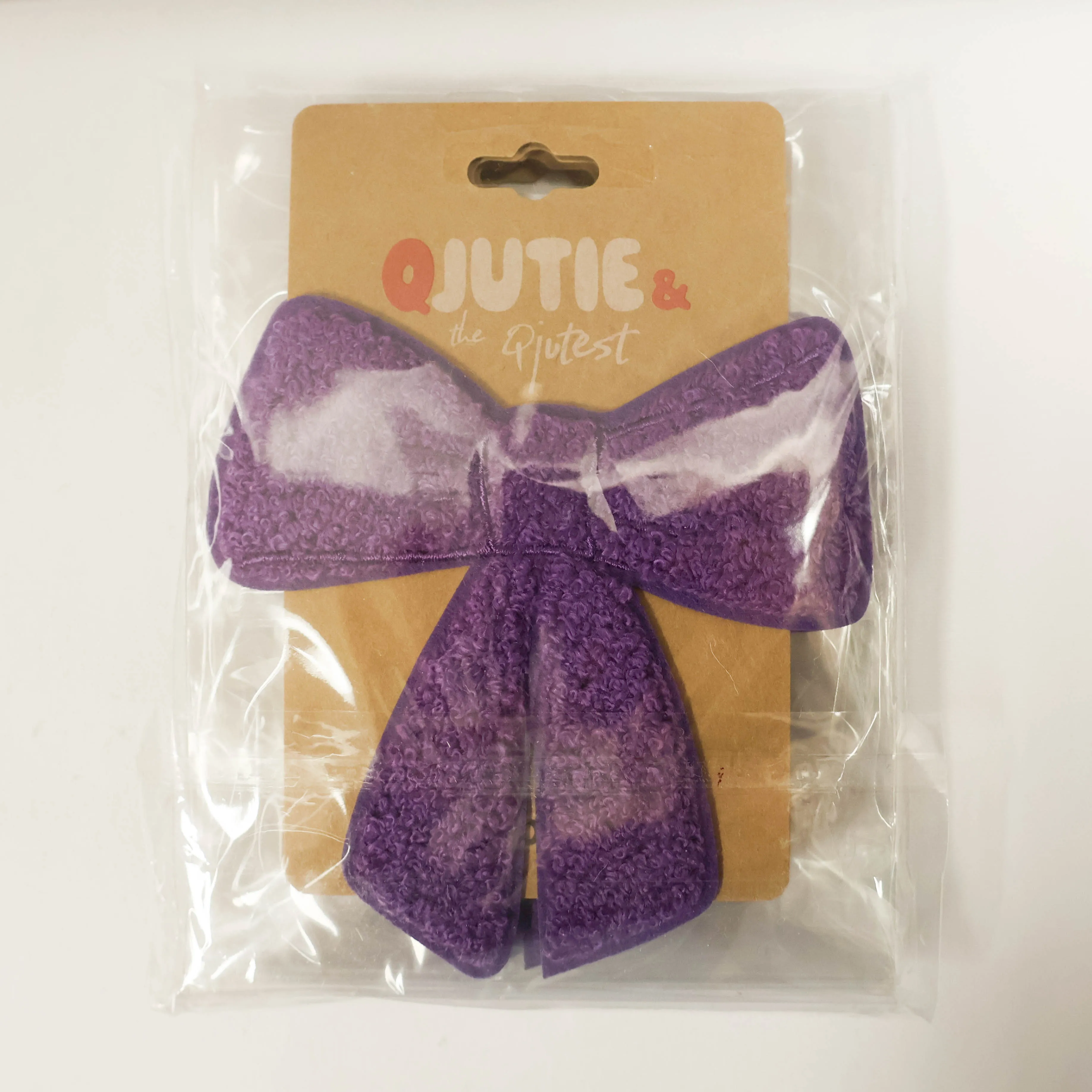 Applicatie paarse strik  - Qjutie & the Qjutest