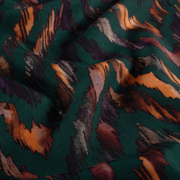 Viscose donkergroen met abstract patroon
