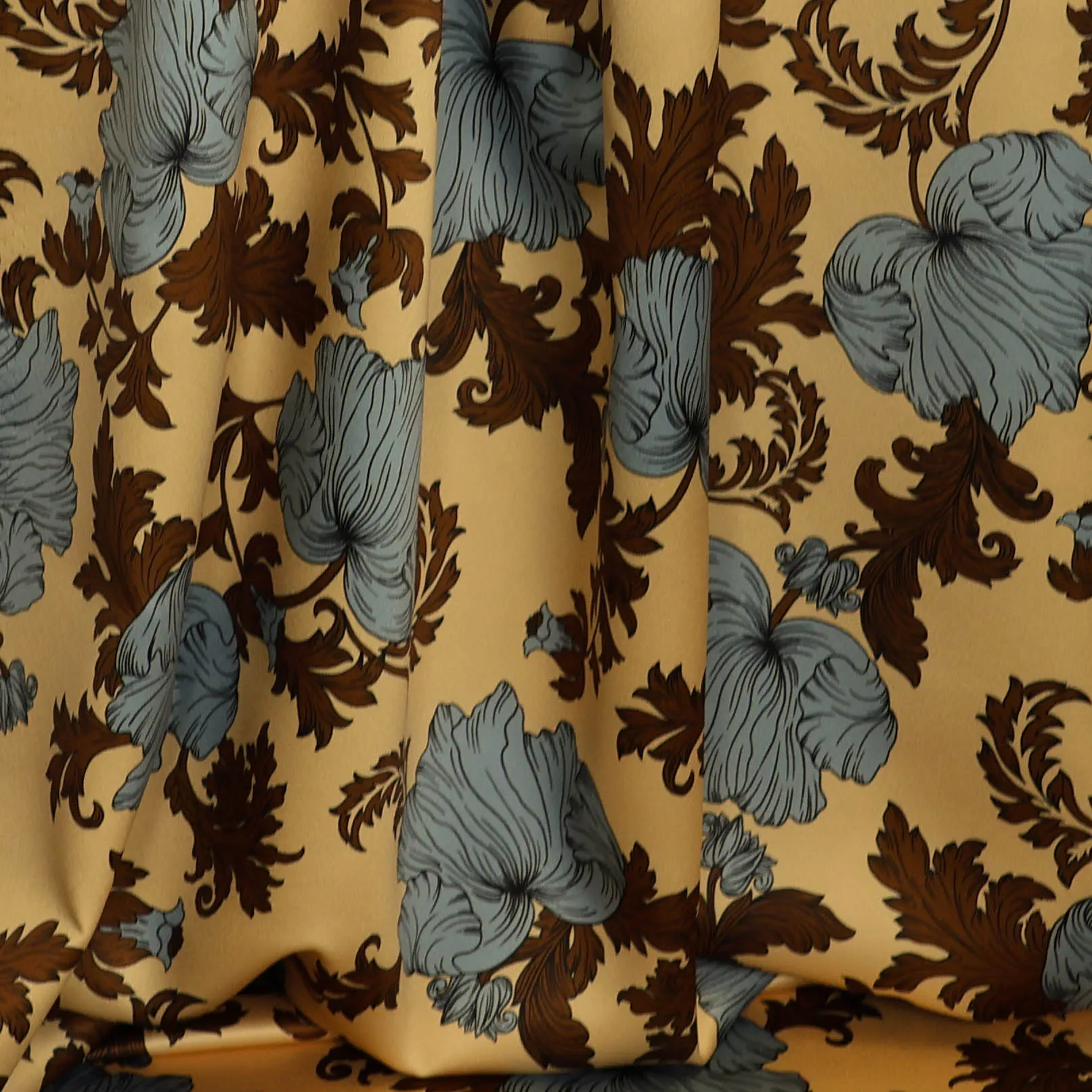 Satijn zalmroze met bloemenmotief - Knipmode
