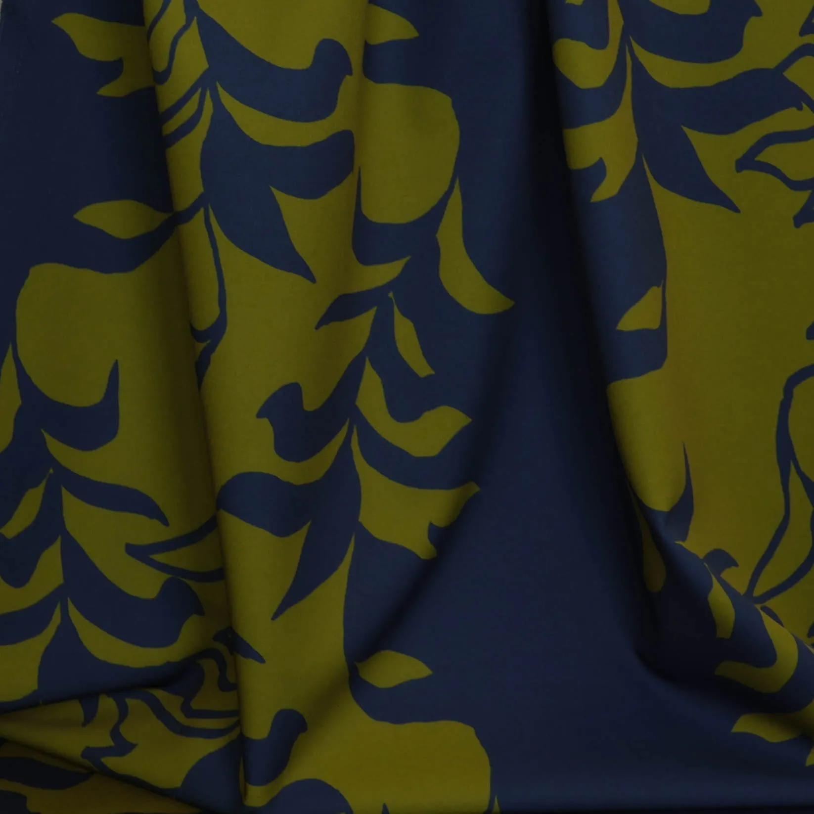 Stretch polyester met kaki en staalblauw patroon - Knipmode