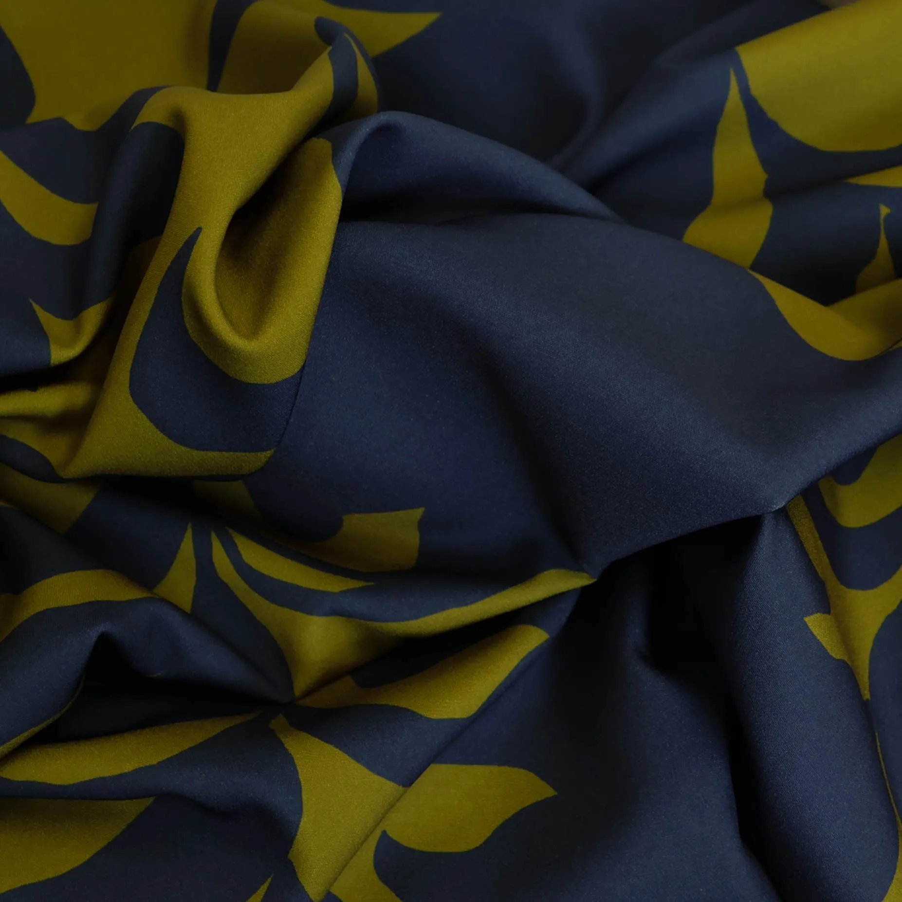 Stretch polyester met kaki en staalblauw patroon - Knipmode