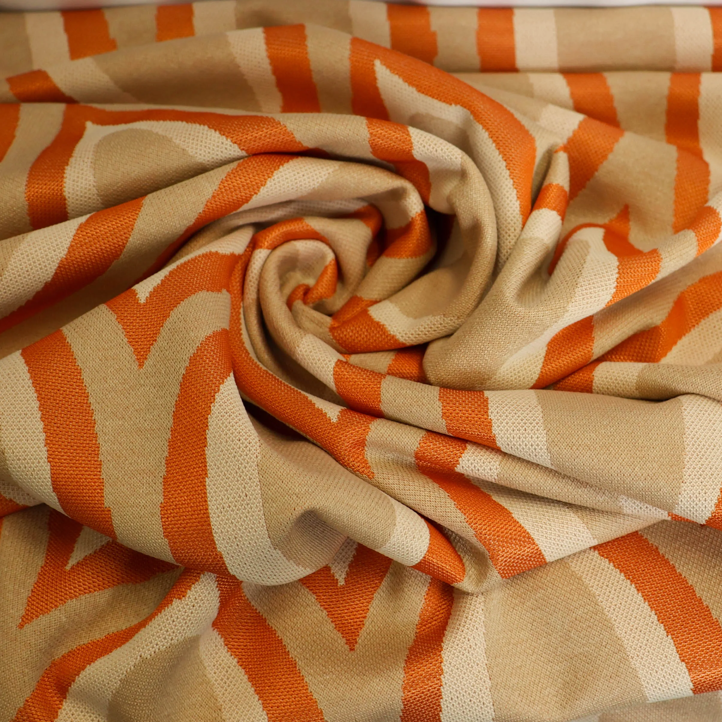 Tricot Jacquard beige met oranje motief