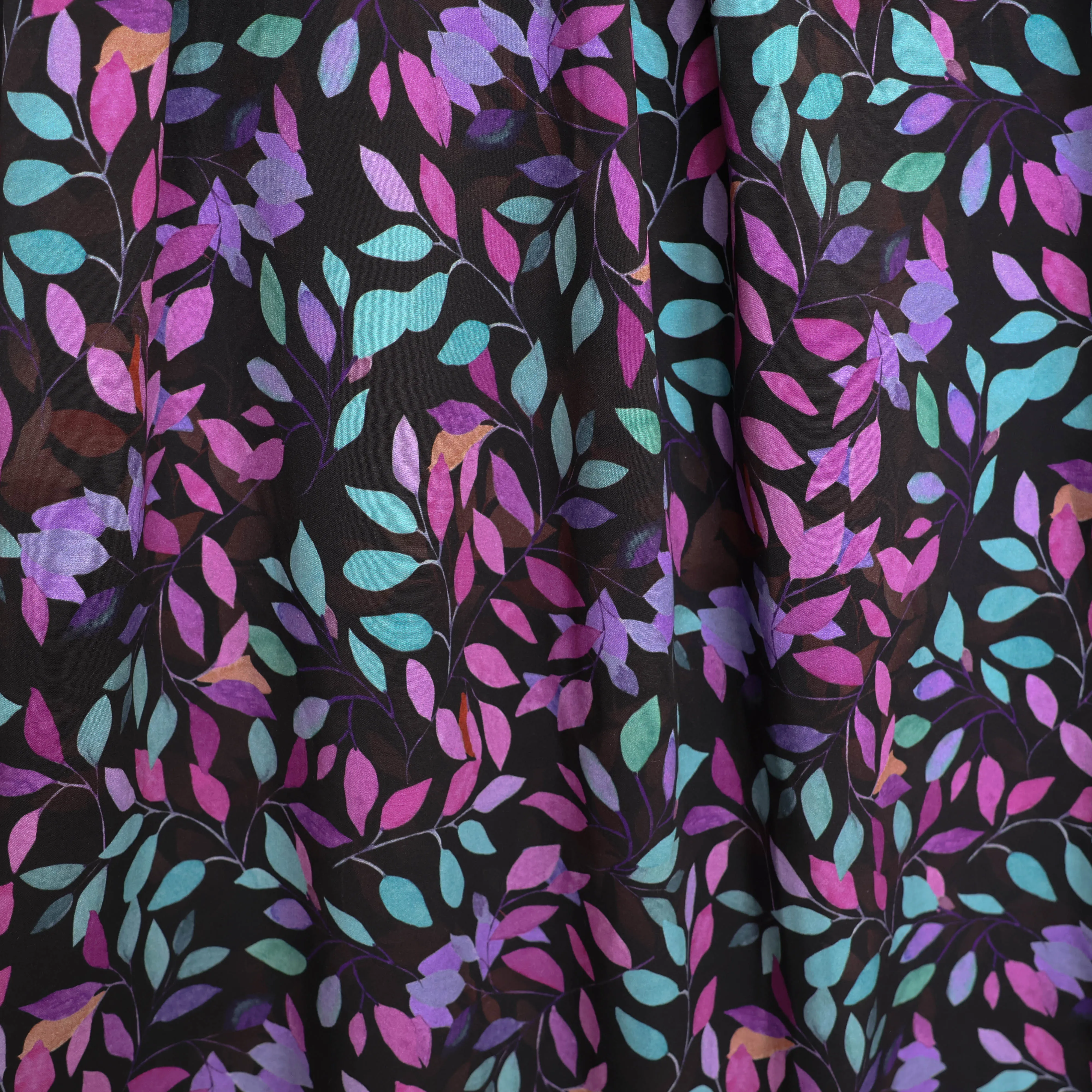 Viscose zwart met bladeren