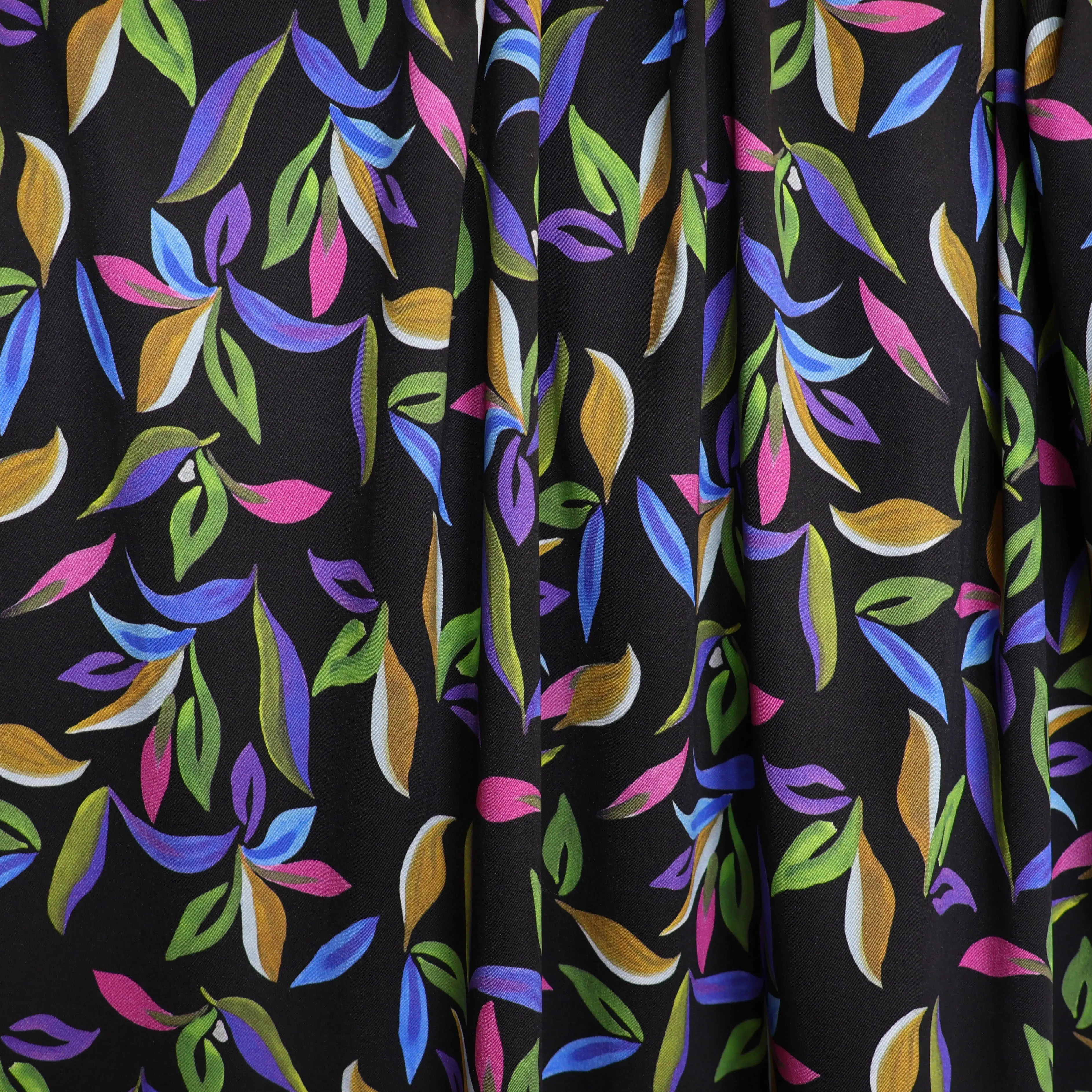 Stretch viscose zwart met bladeren
