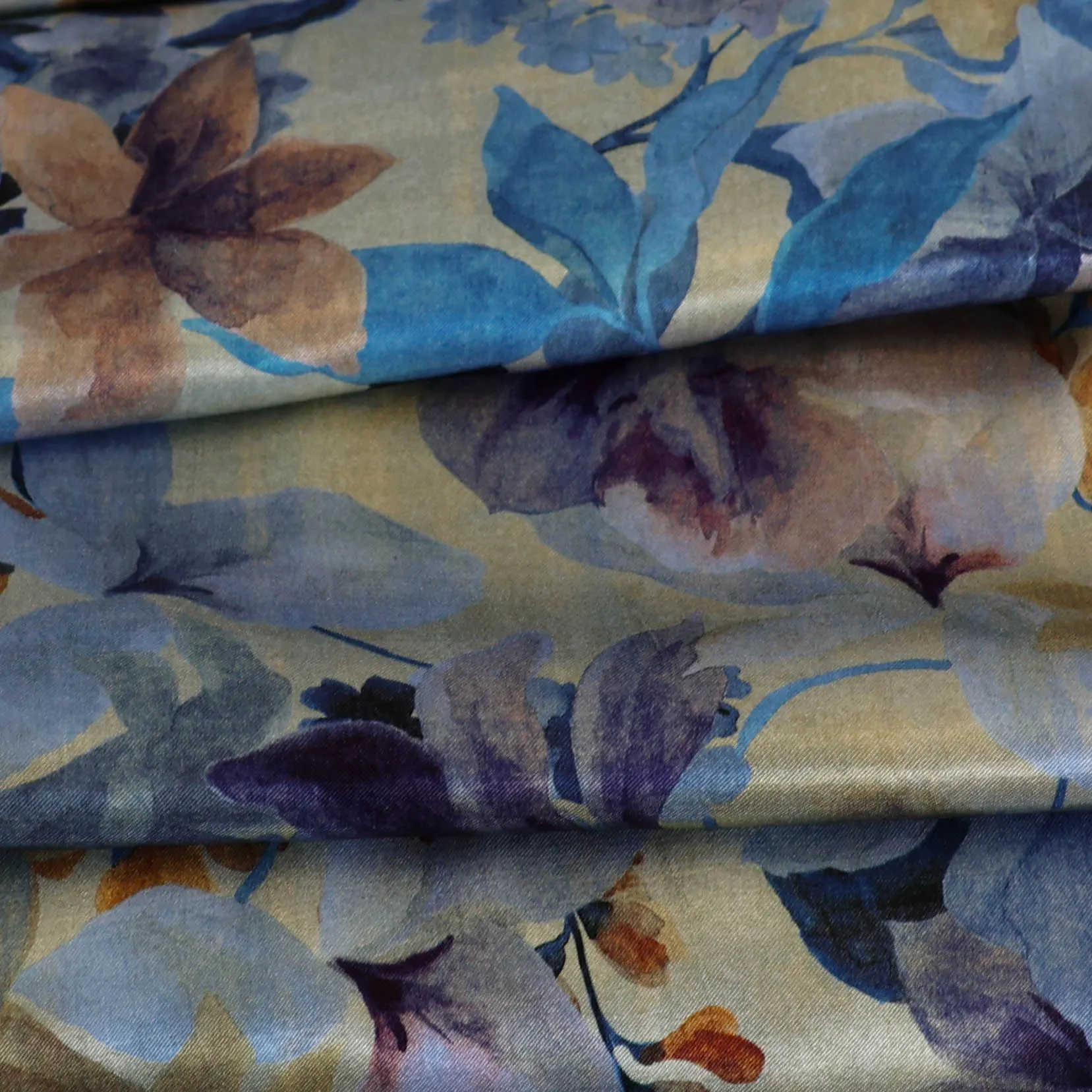 Viscose satijn gebroken wit met bloemen