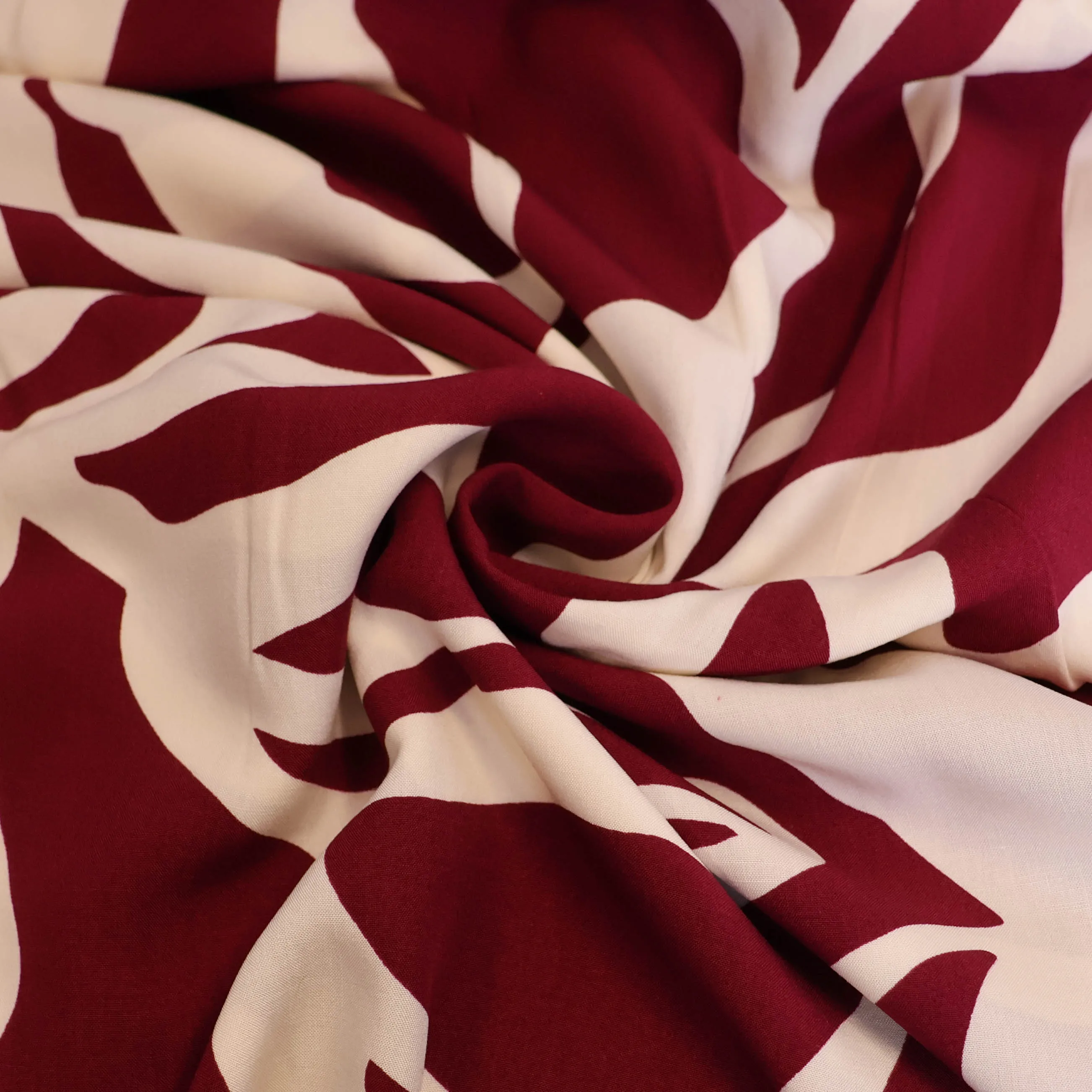 Viscose gebroken wit met bordeaux print