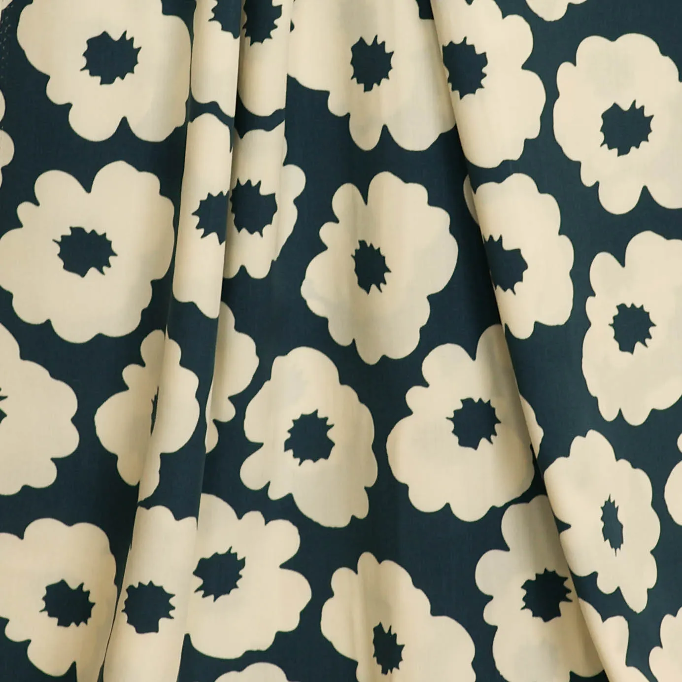 Viscose gebroken wit met petrol bloemen