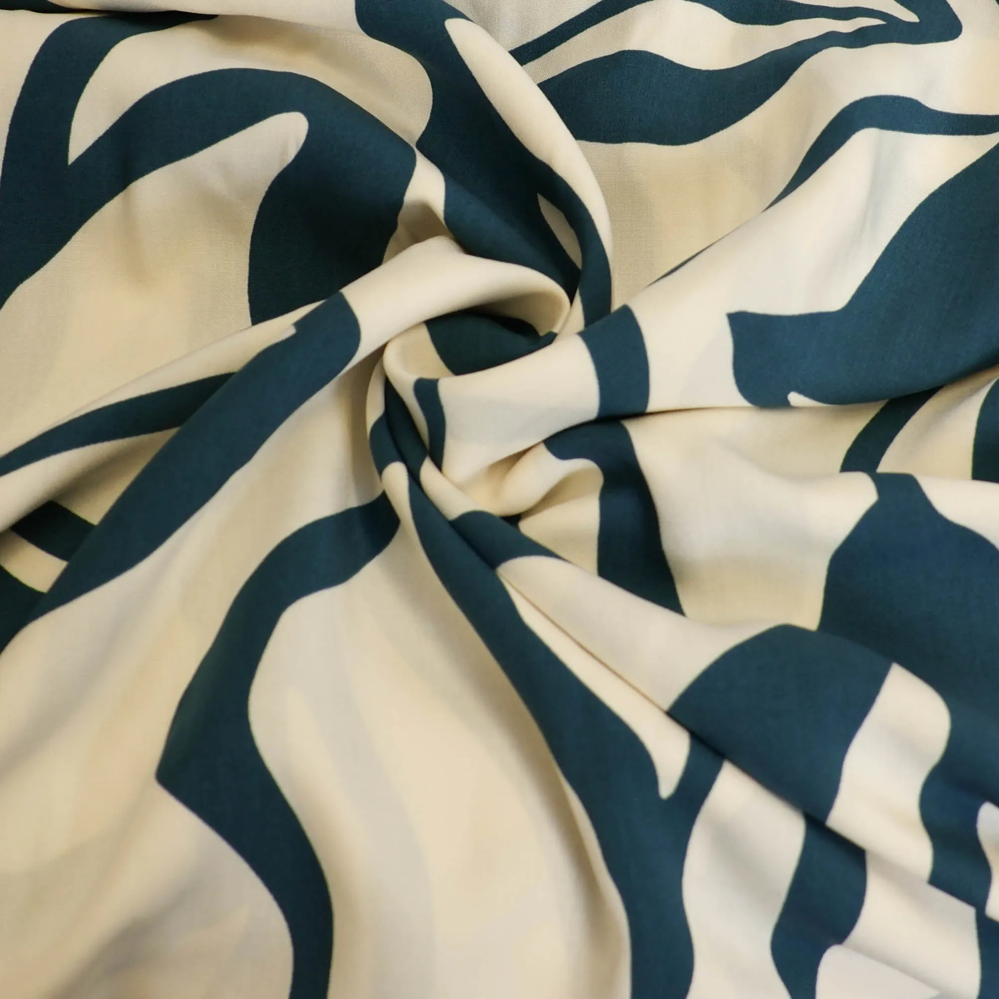 Viscose gebroken wit met petrol patroon