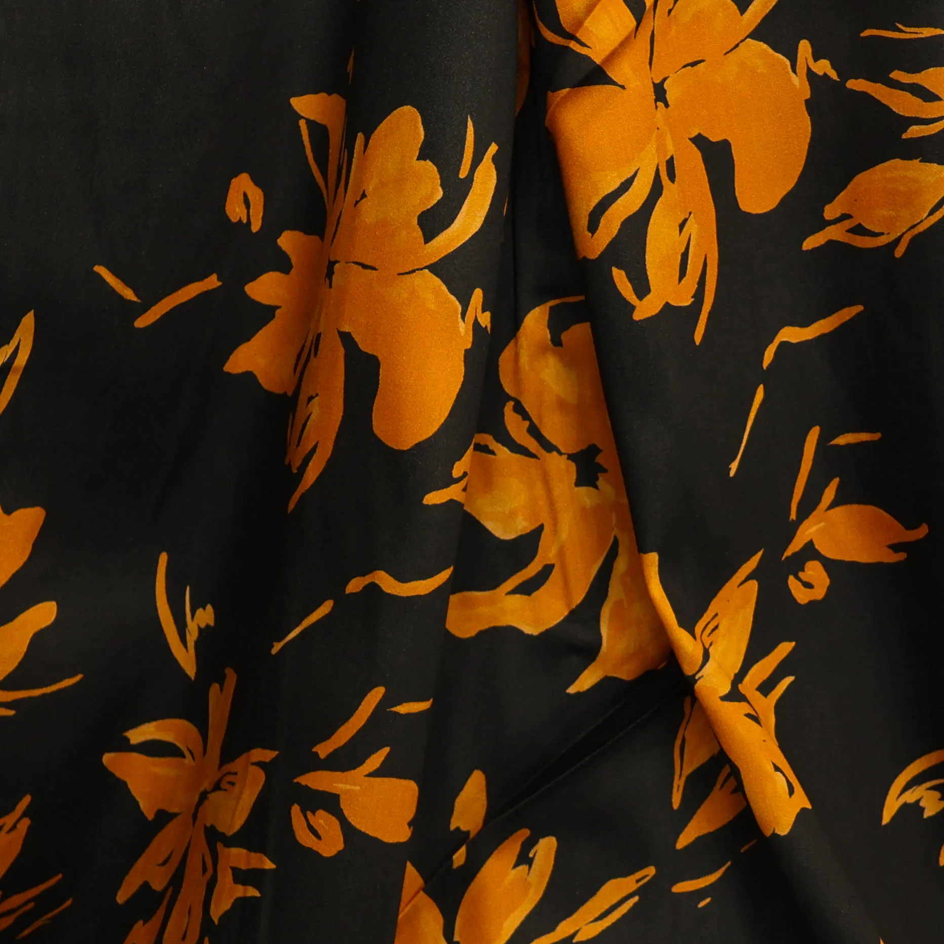 Viscose zwart met oranje bloemen
